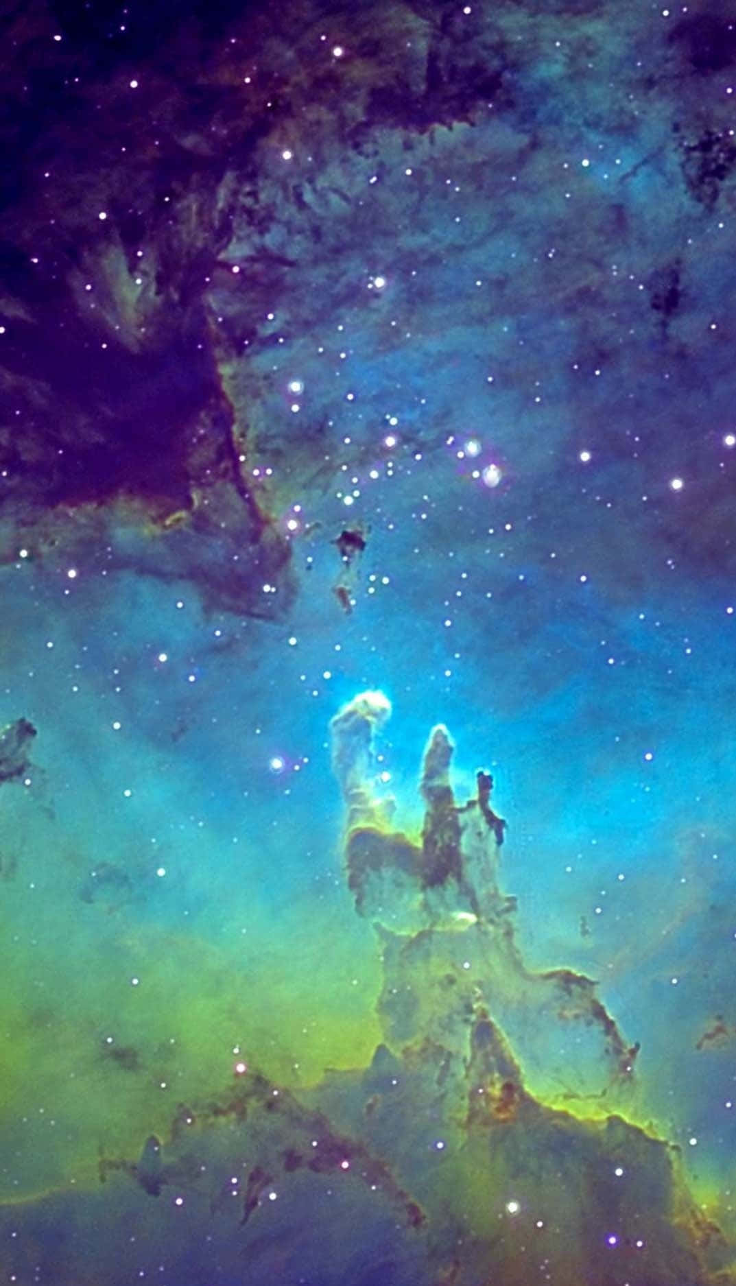En blå og grøn nebula med stjerner og en blå nebula Wallpaper