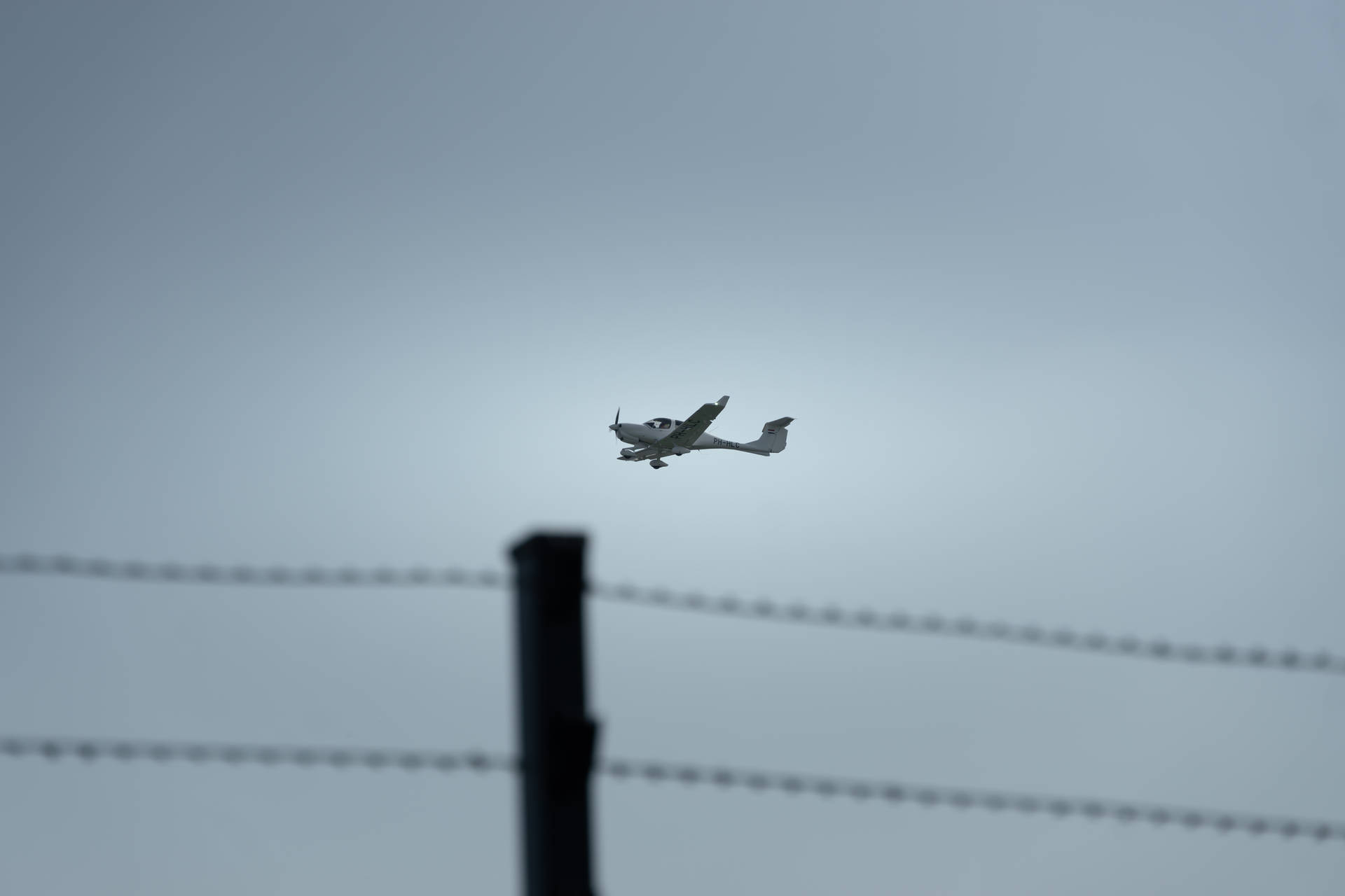 Kleinesflugzeug Im Grauen Himmel Wallpaper