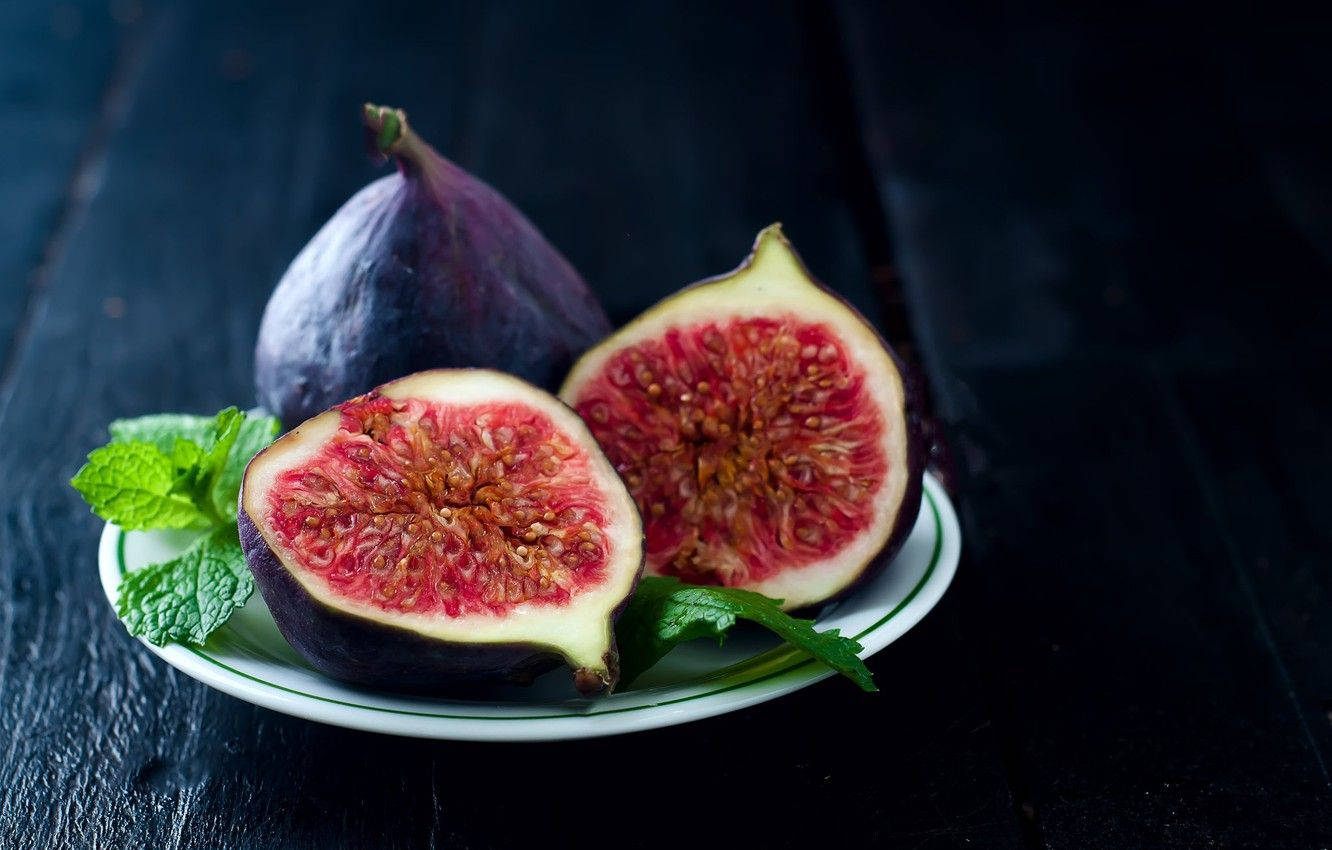 Delectable Plate of Sliced Figs Wallpaper