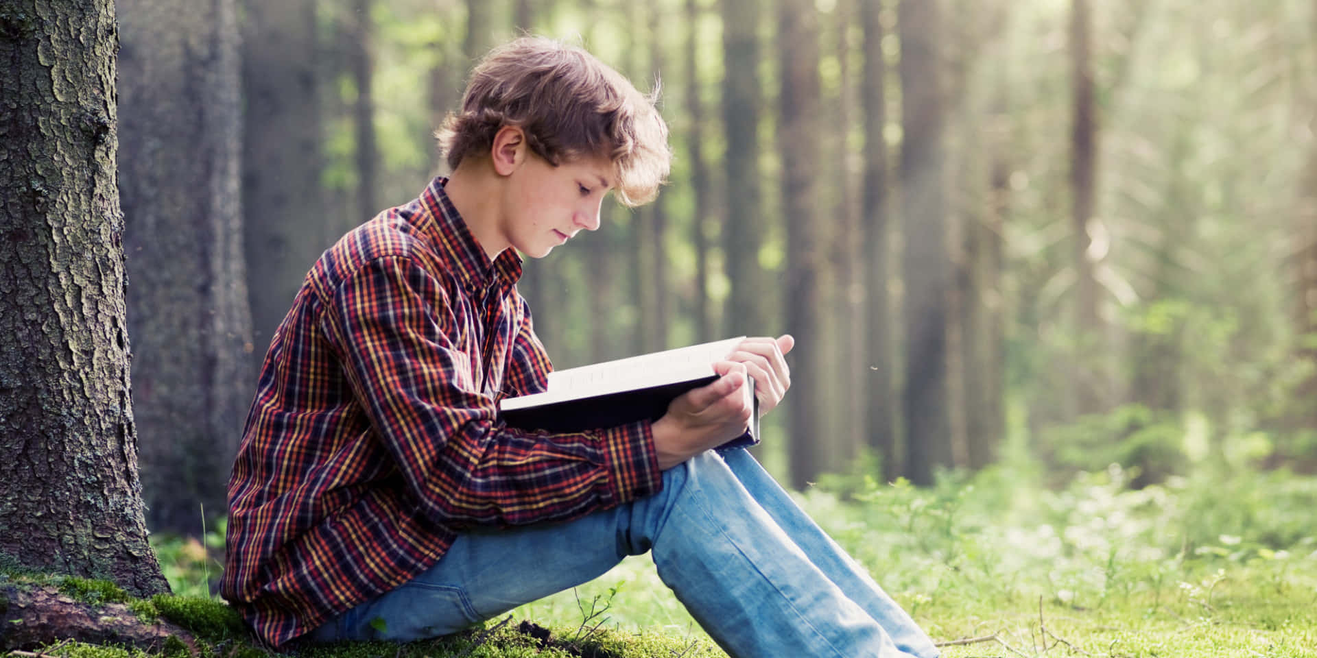Teenager,intelligenter Junge, Der Ein Buch Liest.