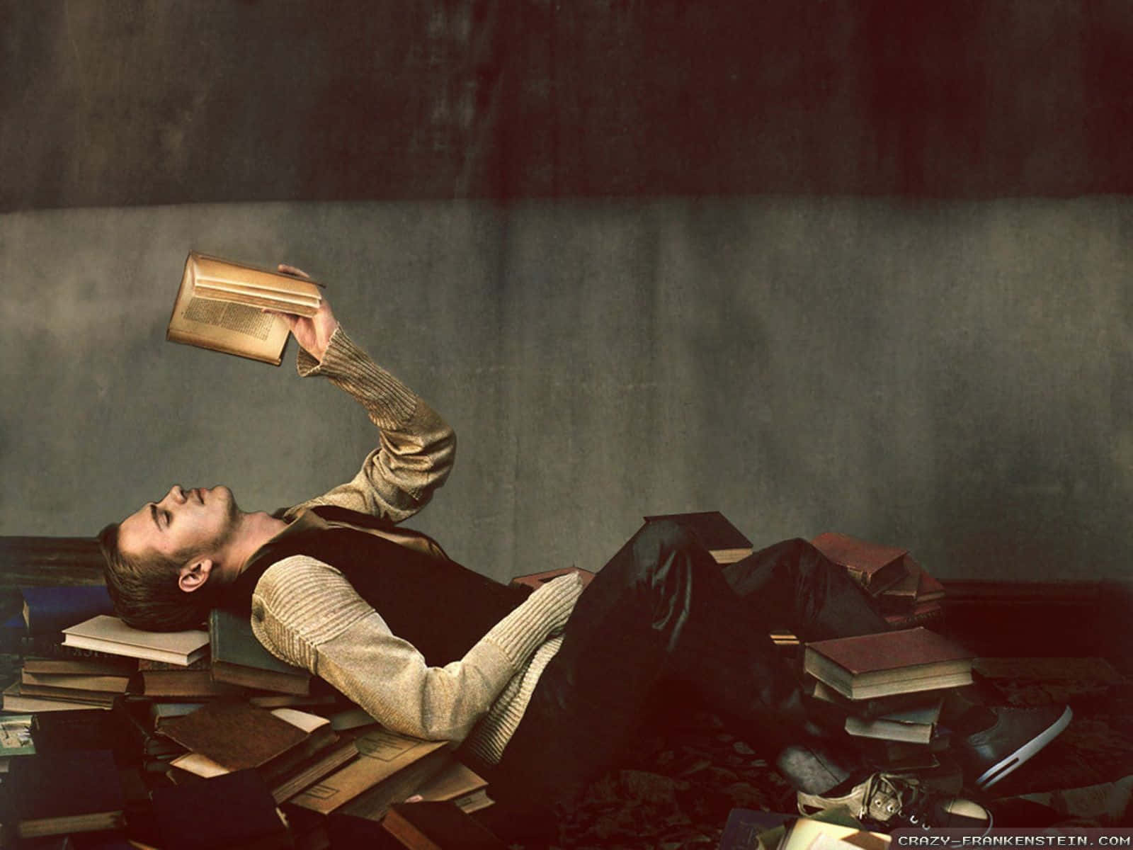 En smart dreng liggende på bøger billede tapet