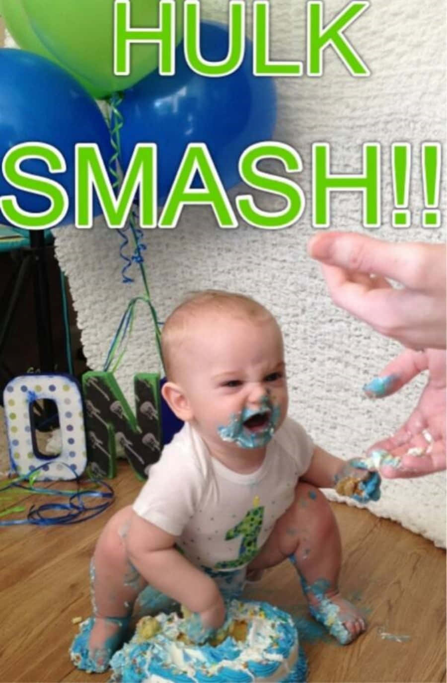 Unbebé Está Comiendo Pastel Con Un Hulk Aplastante.