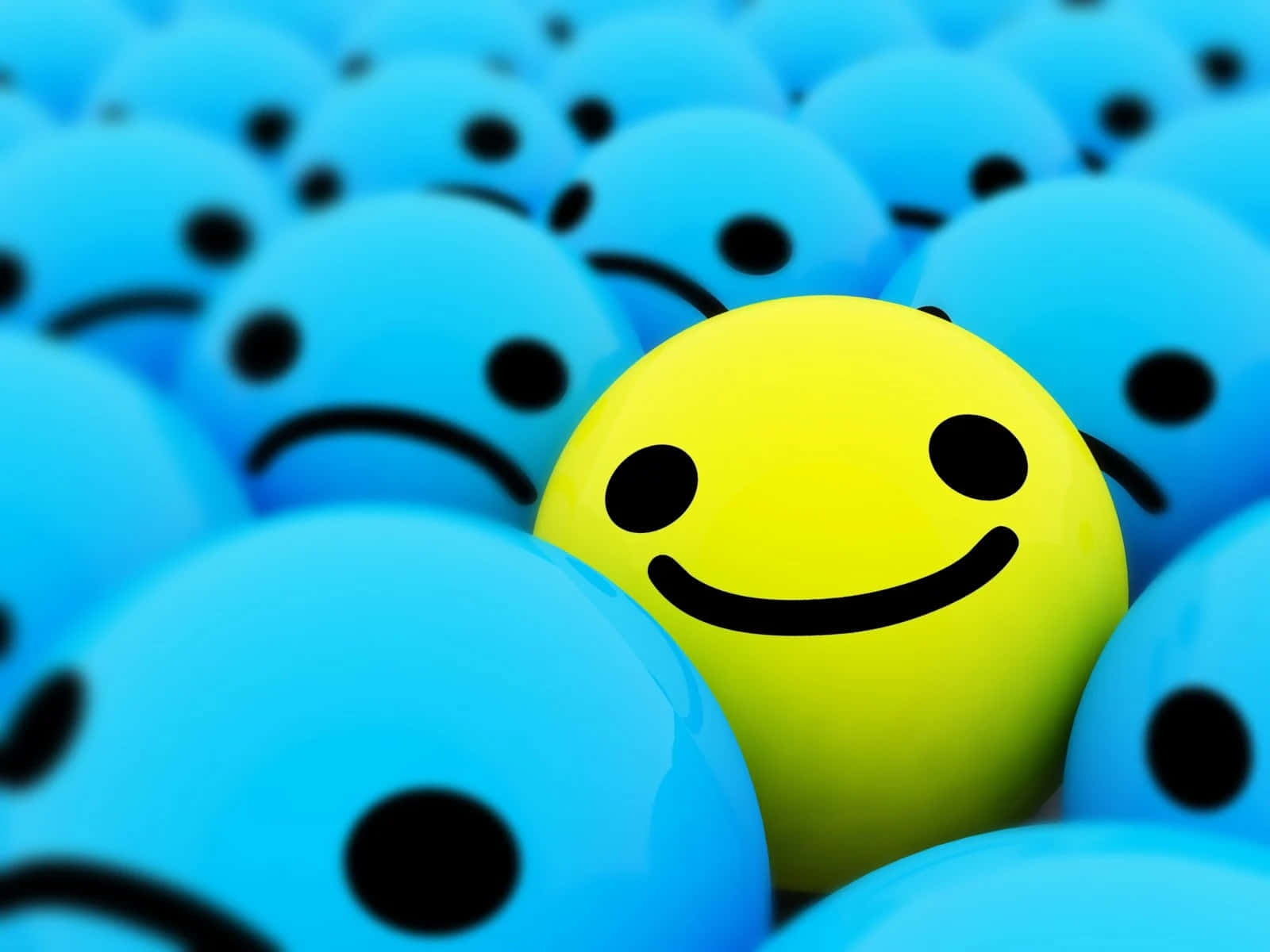 Unacara Sonriente Amarilla Está Parada En Medio De Un Grupo De Bolas Azules.