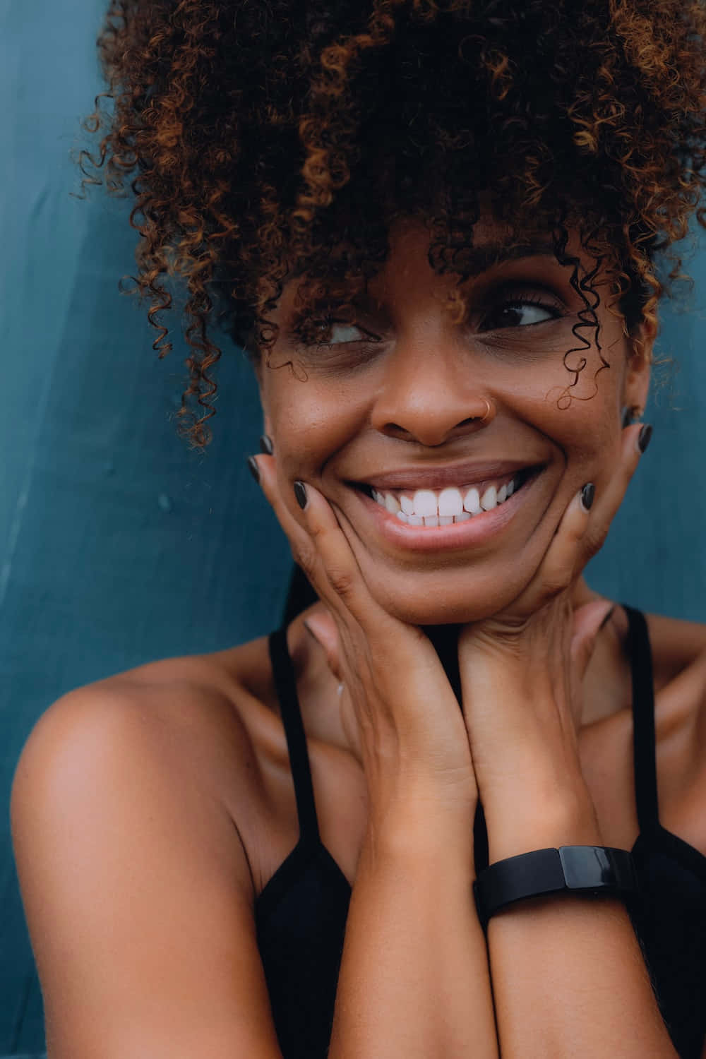 Ritrattodi Una Donna Afroamericana Sorridendo Su Sfondo Nero