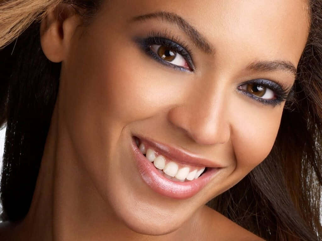 Singer Beyonce Smile Picture