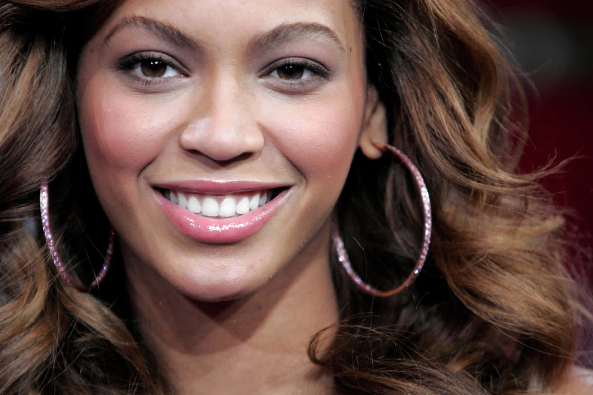Beyoncémit Kreolen-ohrringen, Während Sie Lächelt - Bild