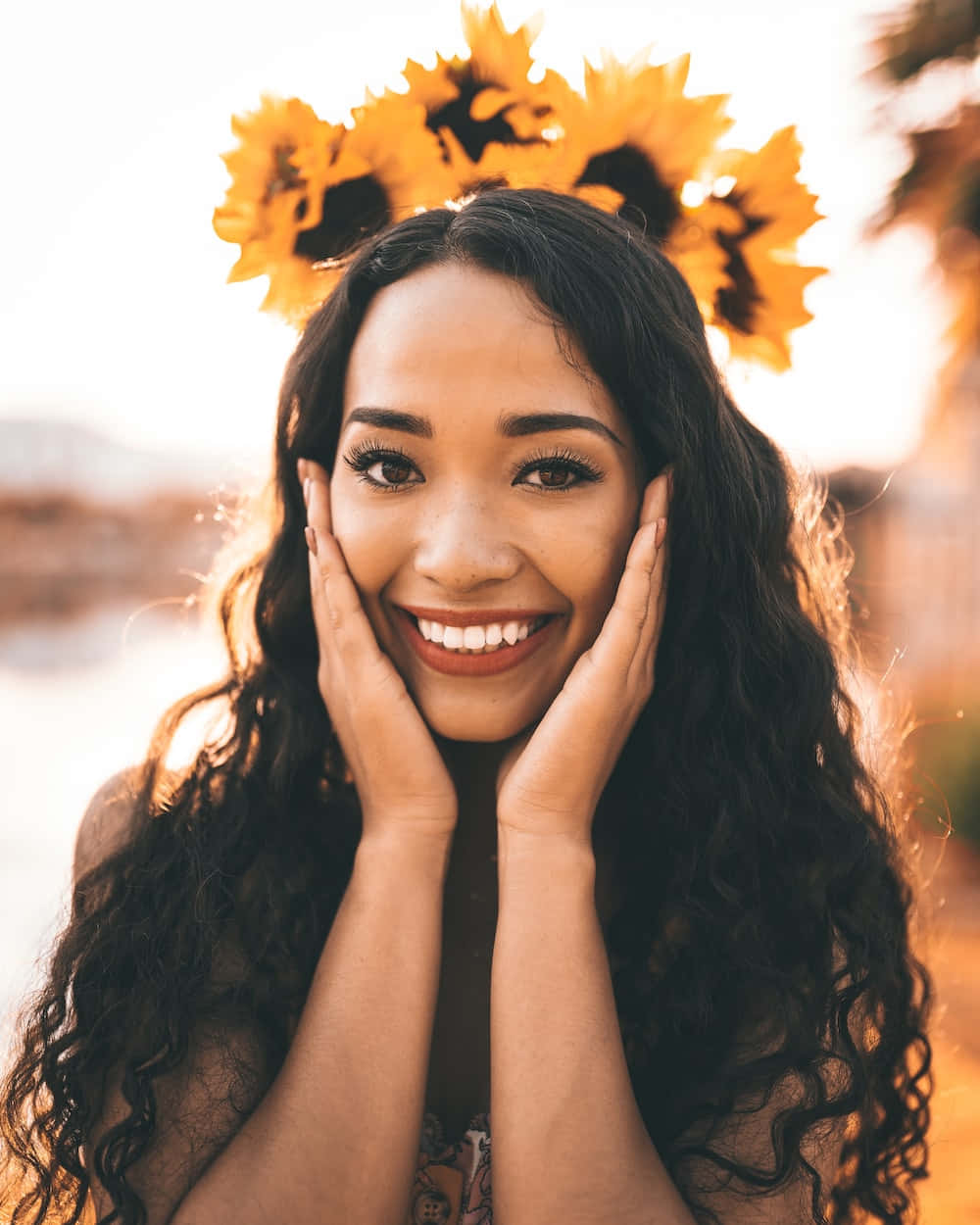 Fraulächelt Mit Sonnenblumenbild