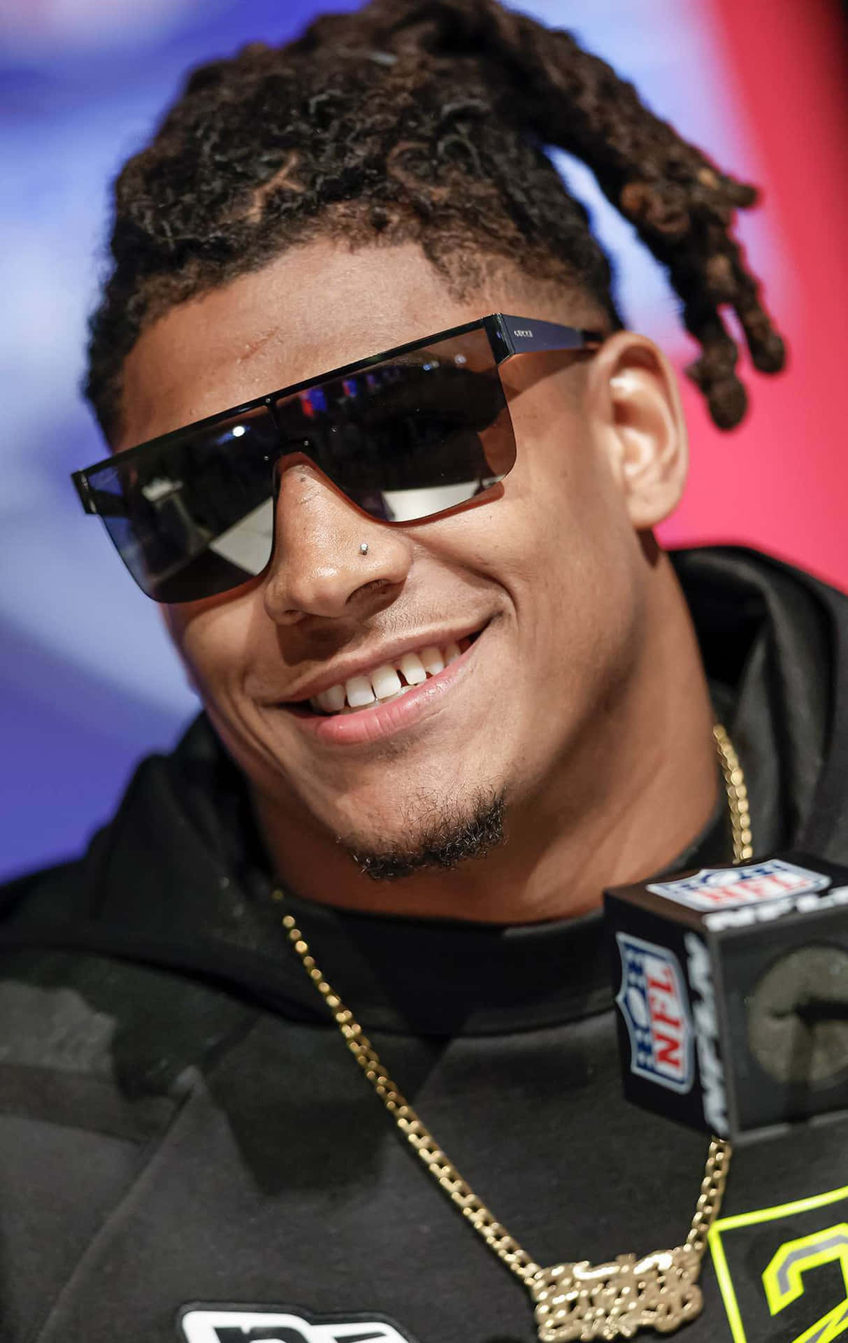 Smiling Athletewith Sunglasses Wallpaper
