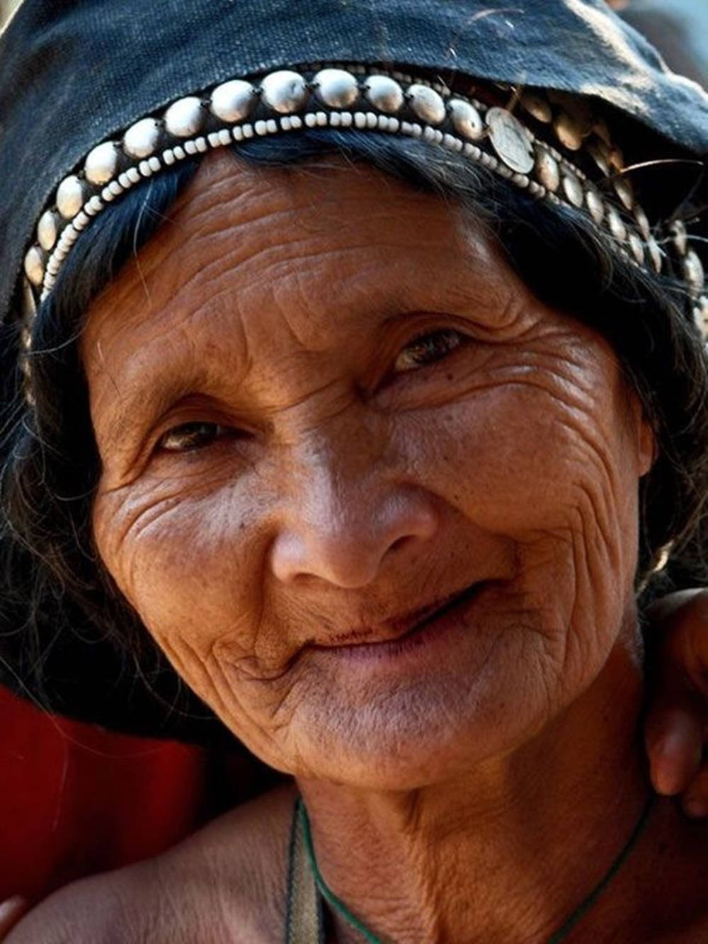 Smilende smuk ældre kvinde Wallpaper