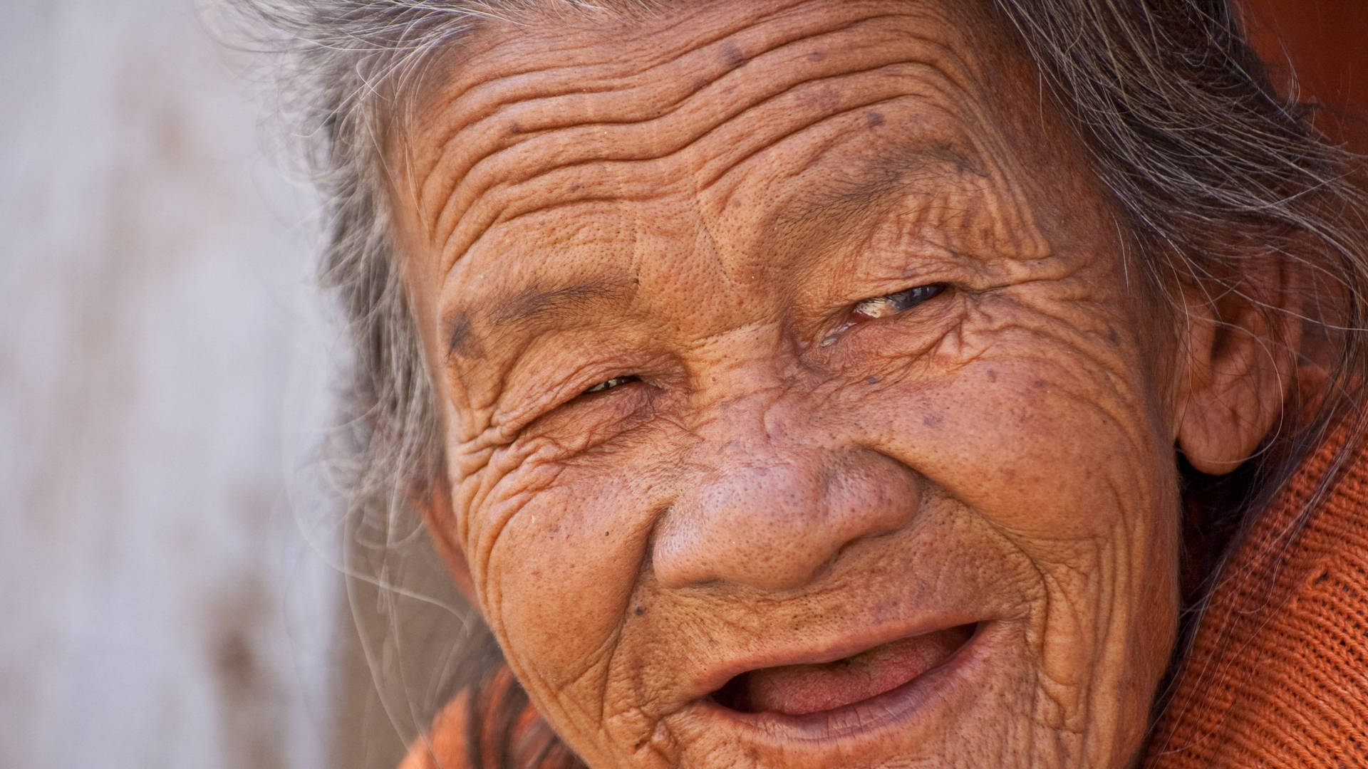 Smilende smuk ældre kvinde i hjemmekontor Wallpaper