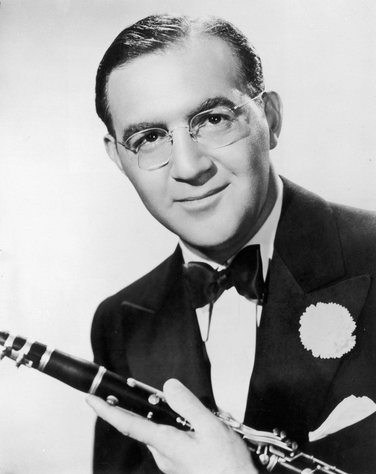 Retratosonriente De Benny Goodman En 1942 Fondo de pantalla