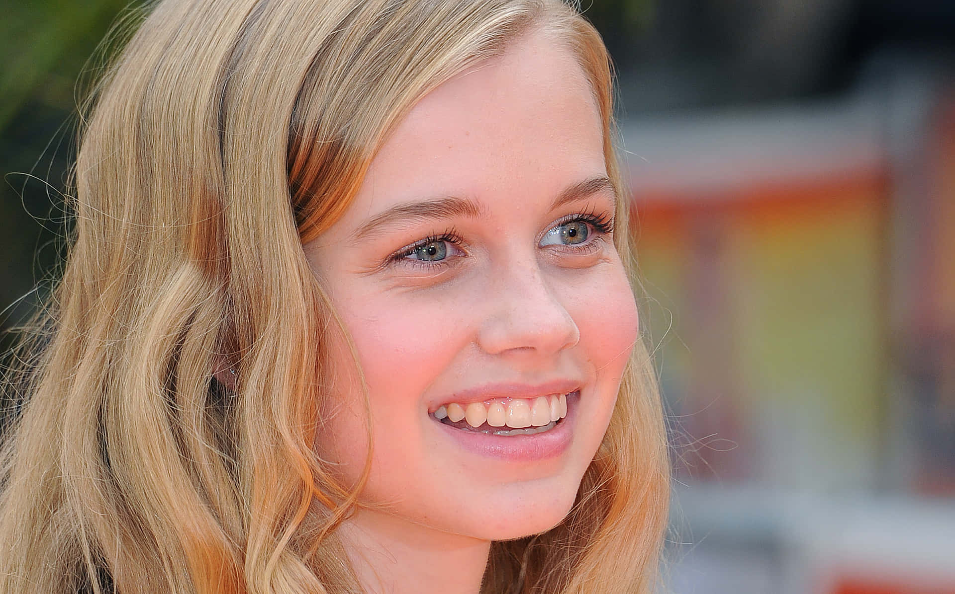 Smiling Blonde Actress Closeup Wallpaper