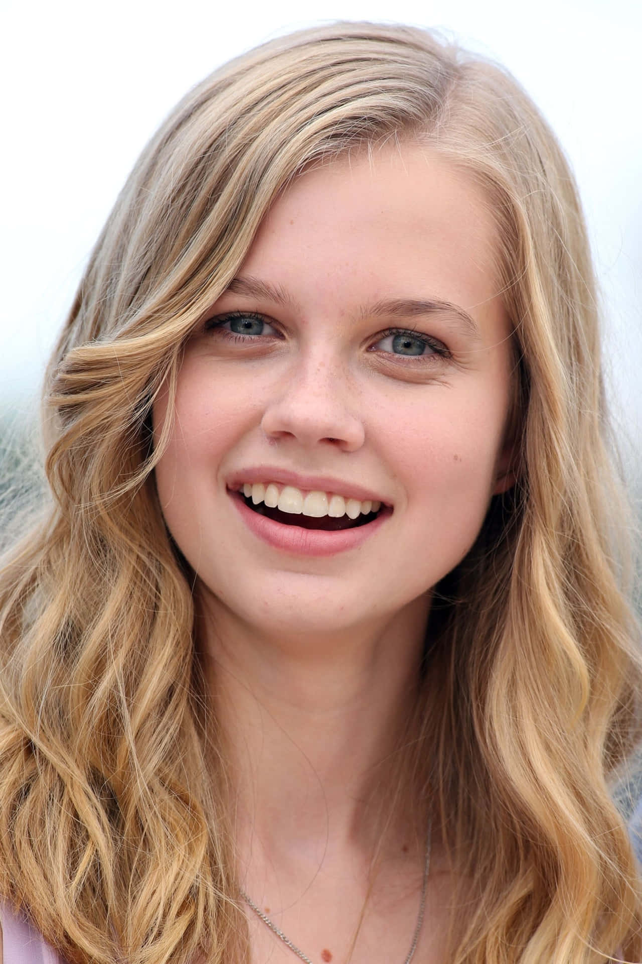 Smiling Blonde Young Actress Wallpaper