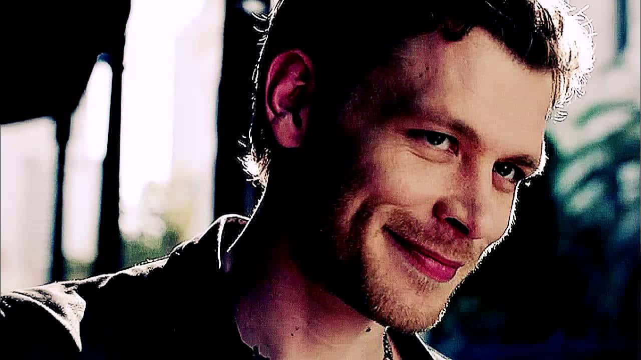 Smiling Close Up Of Klaus Mikaelson Wallpaper