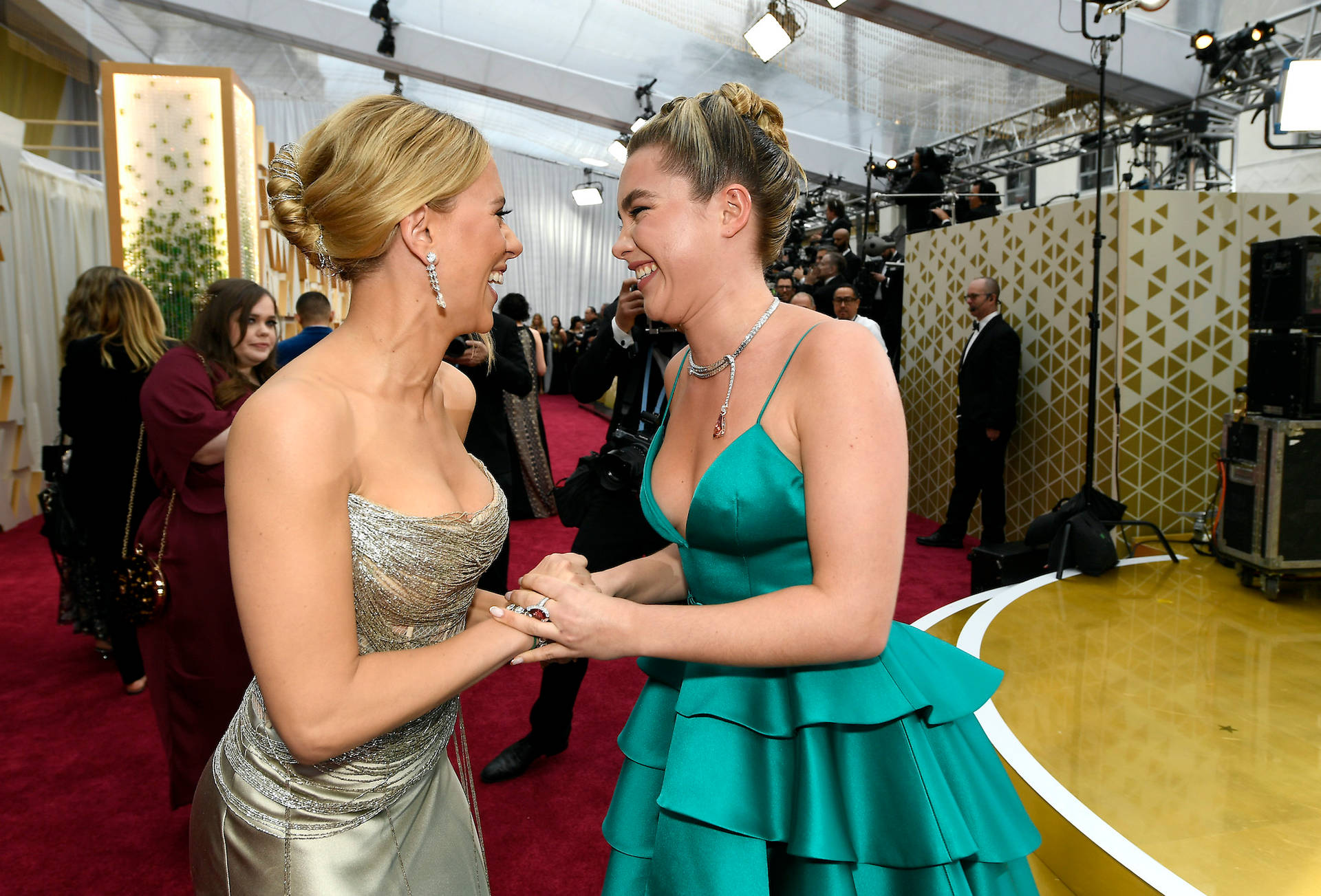 Smiling Florence Pugh And Scarlett Johansson Wallpaper