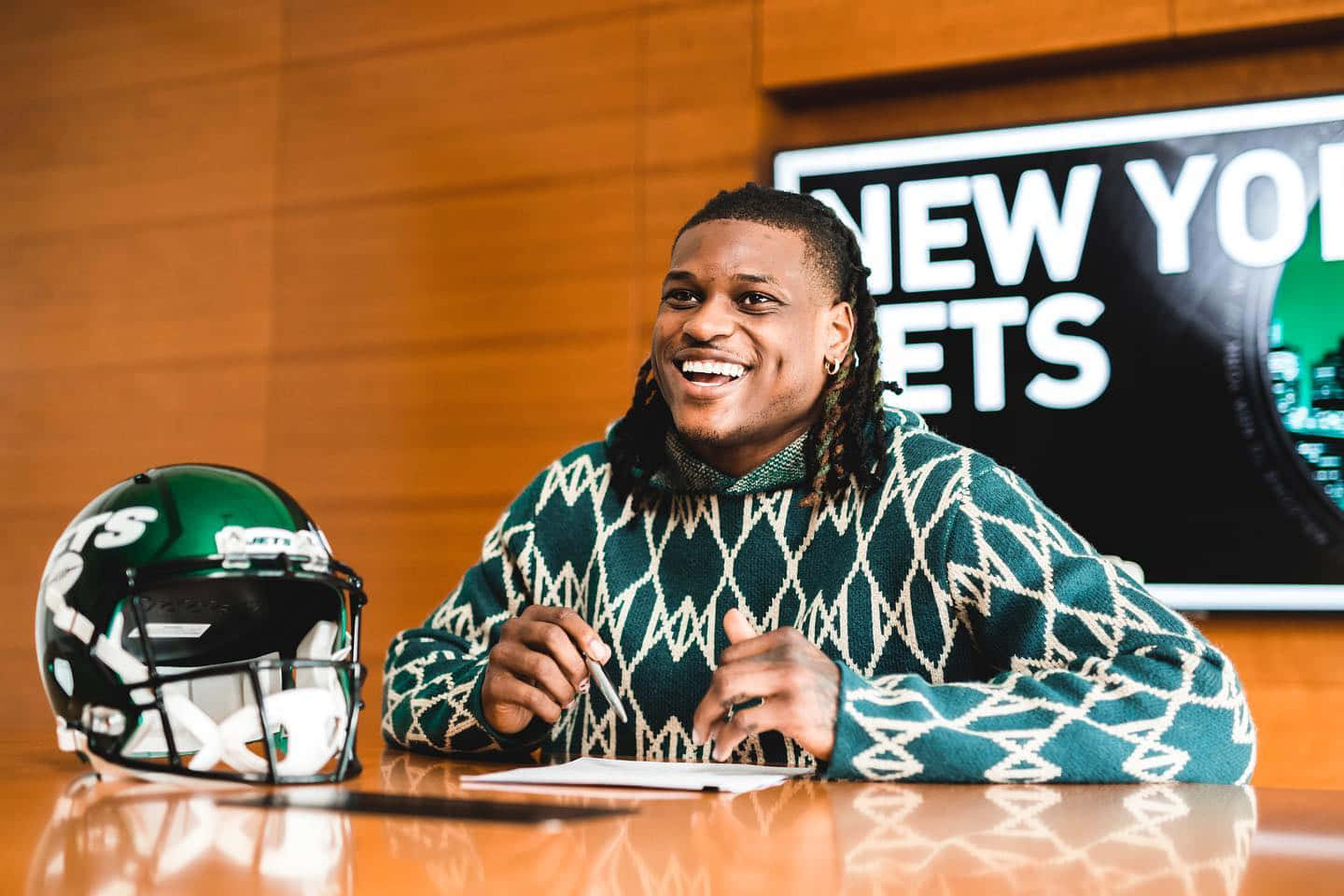 Smiling Football Player New York Jets Signing Wallpaper