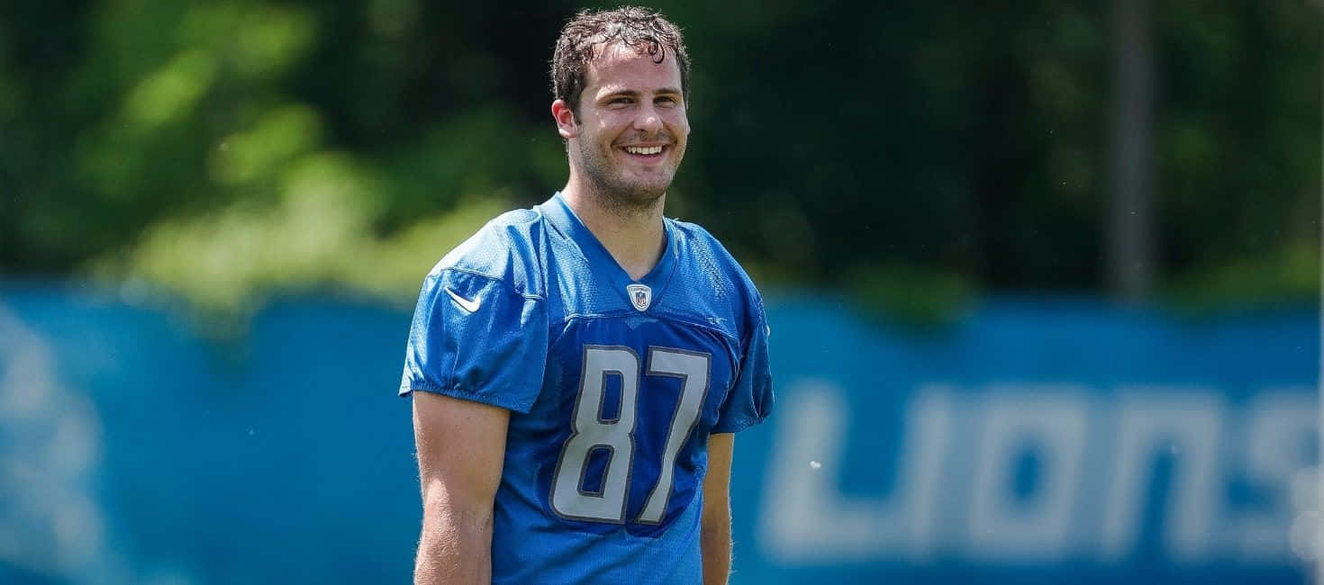 Smiling Football Player Number87 Wallpaper