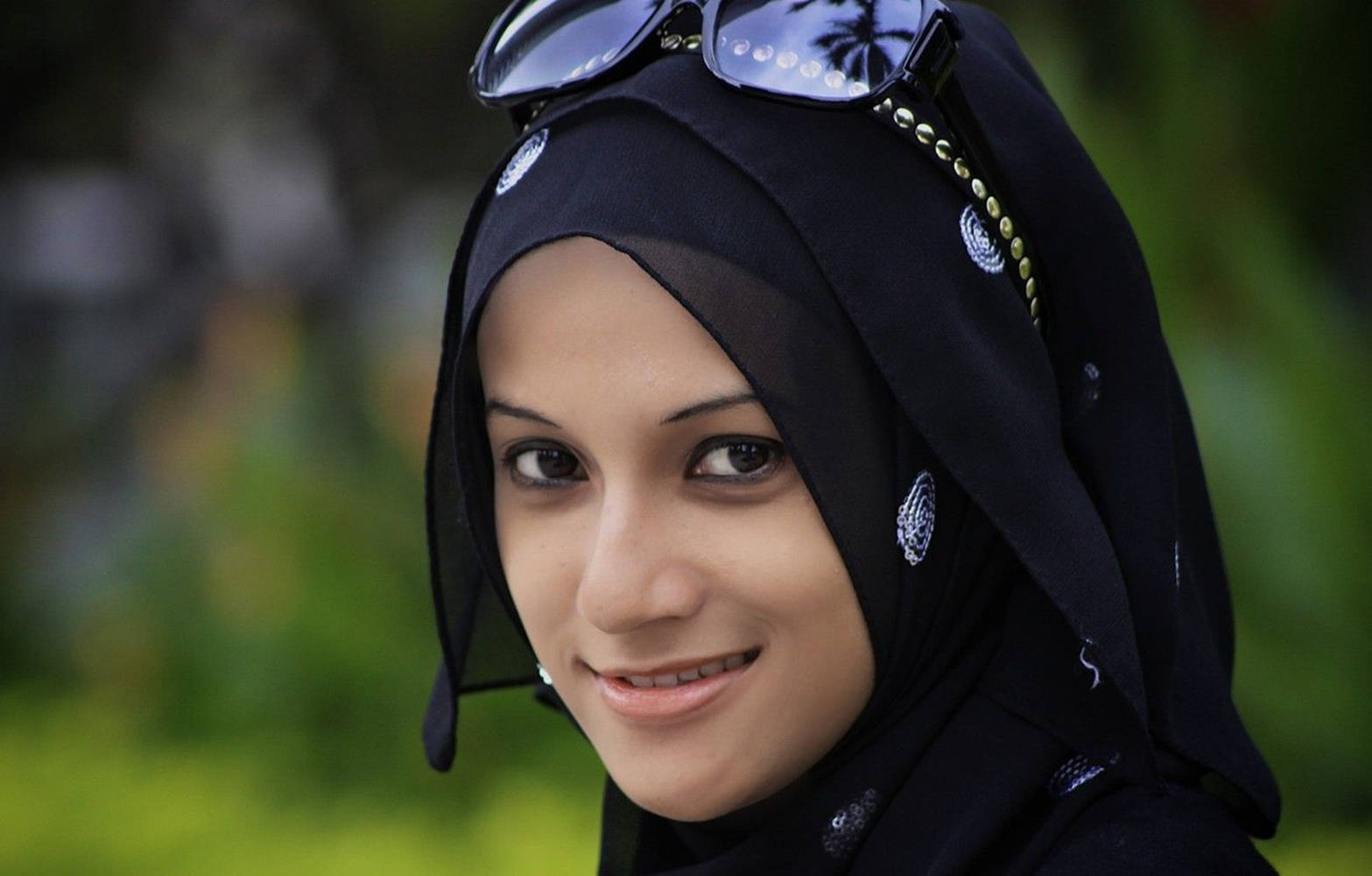 Meninasorridente De Hijab Papel de Parede