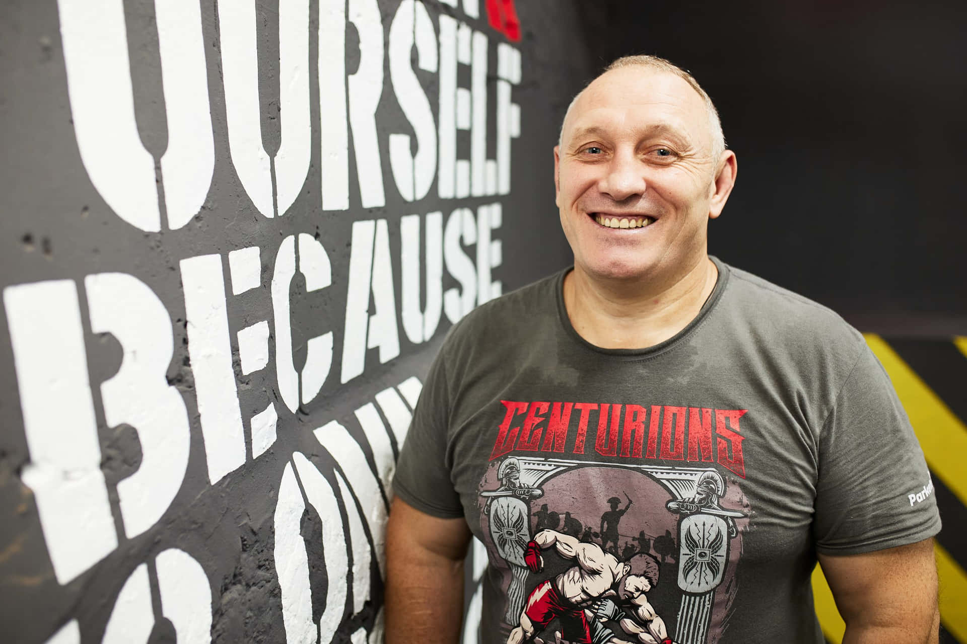 Igorvovchanchyn Sonriente Con Una Camiseta Gris. Fondo de pantalla