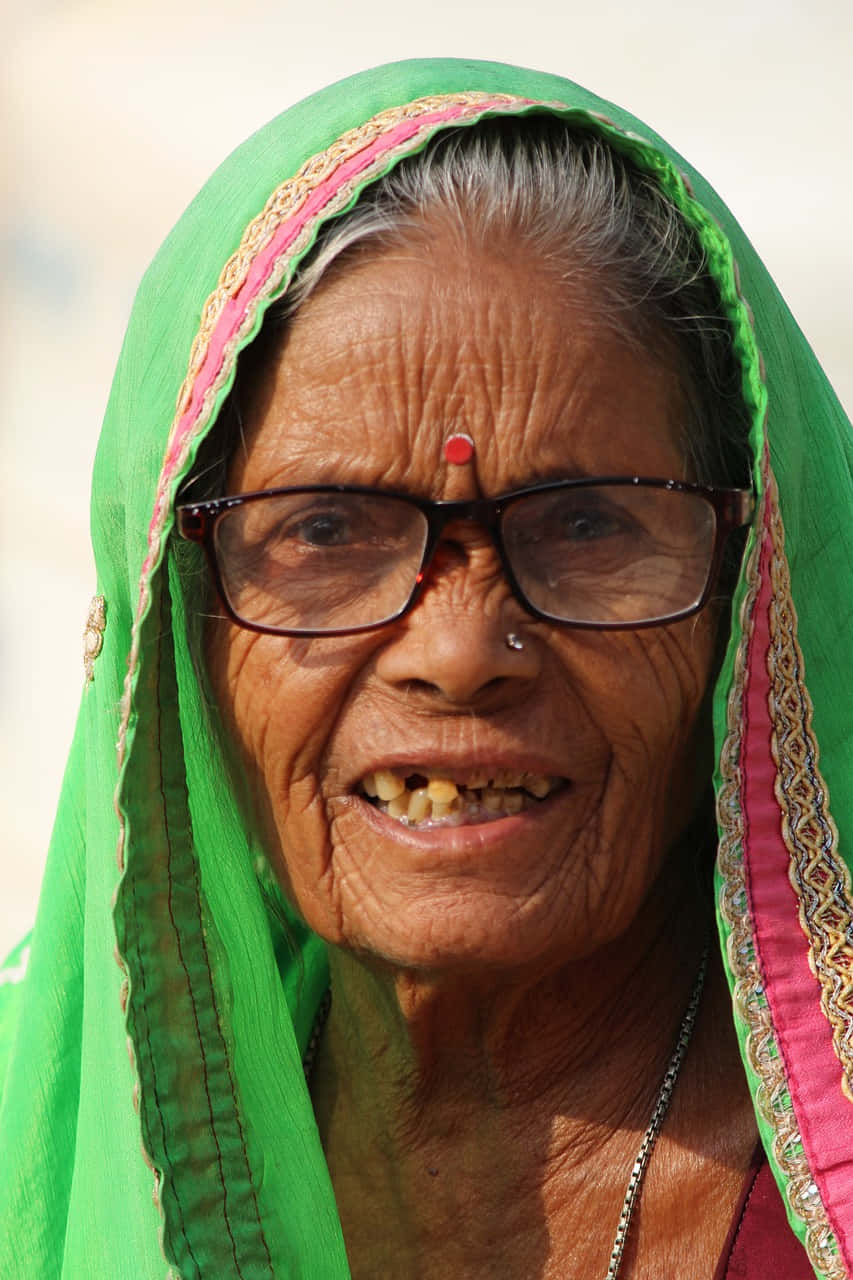 Smilende indiske gamle dame Wallpaper