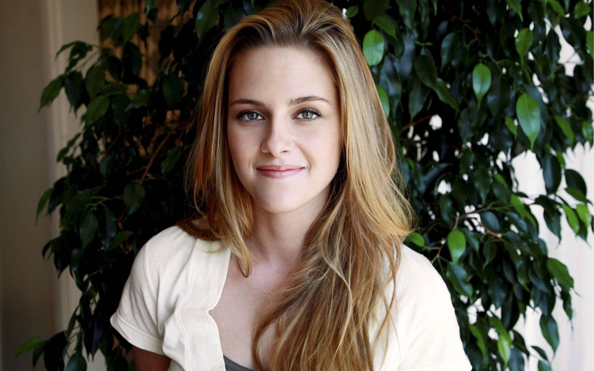 Smilende Kristen Stewart pyntes på denne tapet. Wallpaper