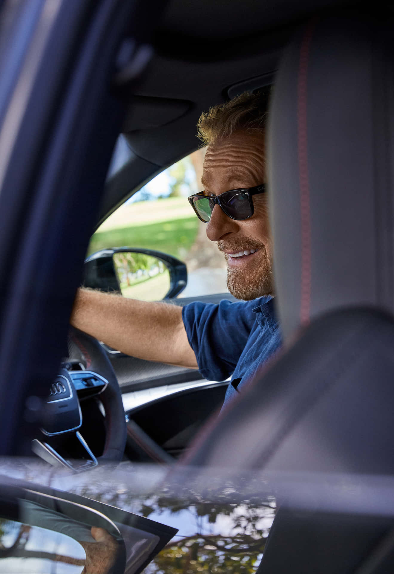 Homme Souriant Conduisant Une Voiture Fond d'écran