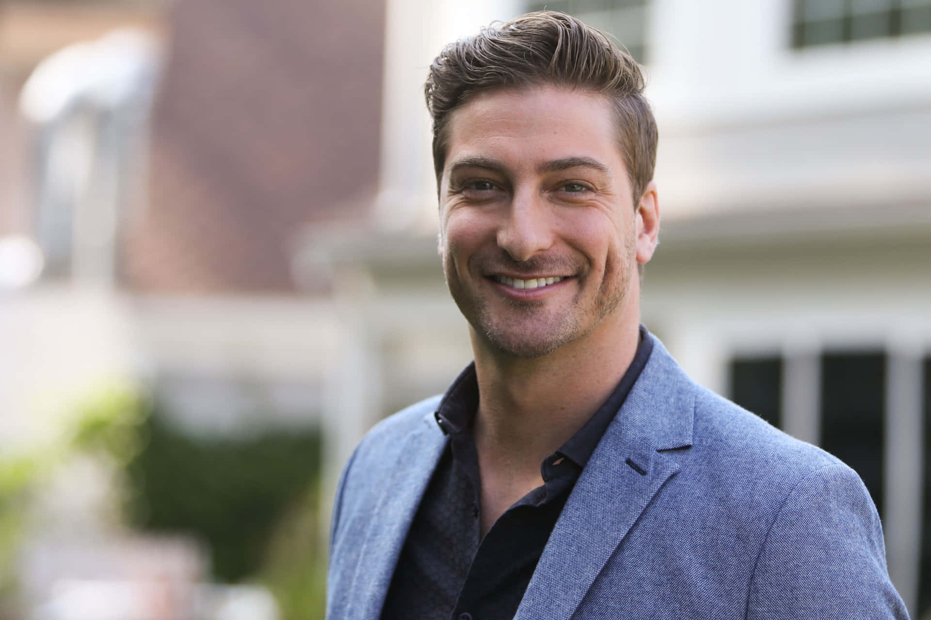 Homme Souriant En Blazer En Extérieur Fond d'écran