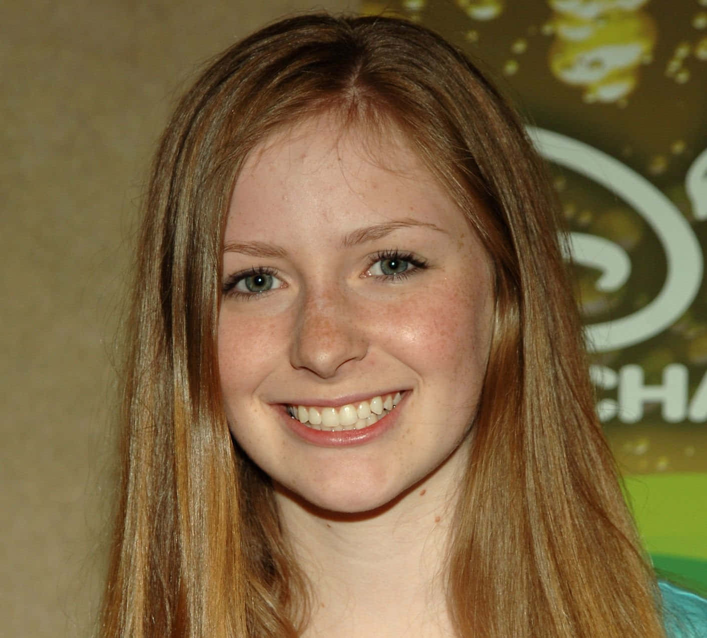 Smiling Redhead Female Celebrity Wallpaper