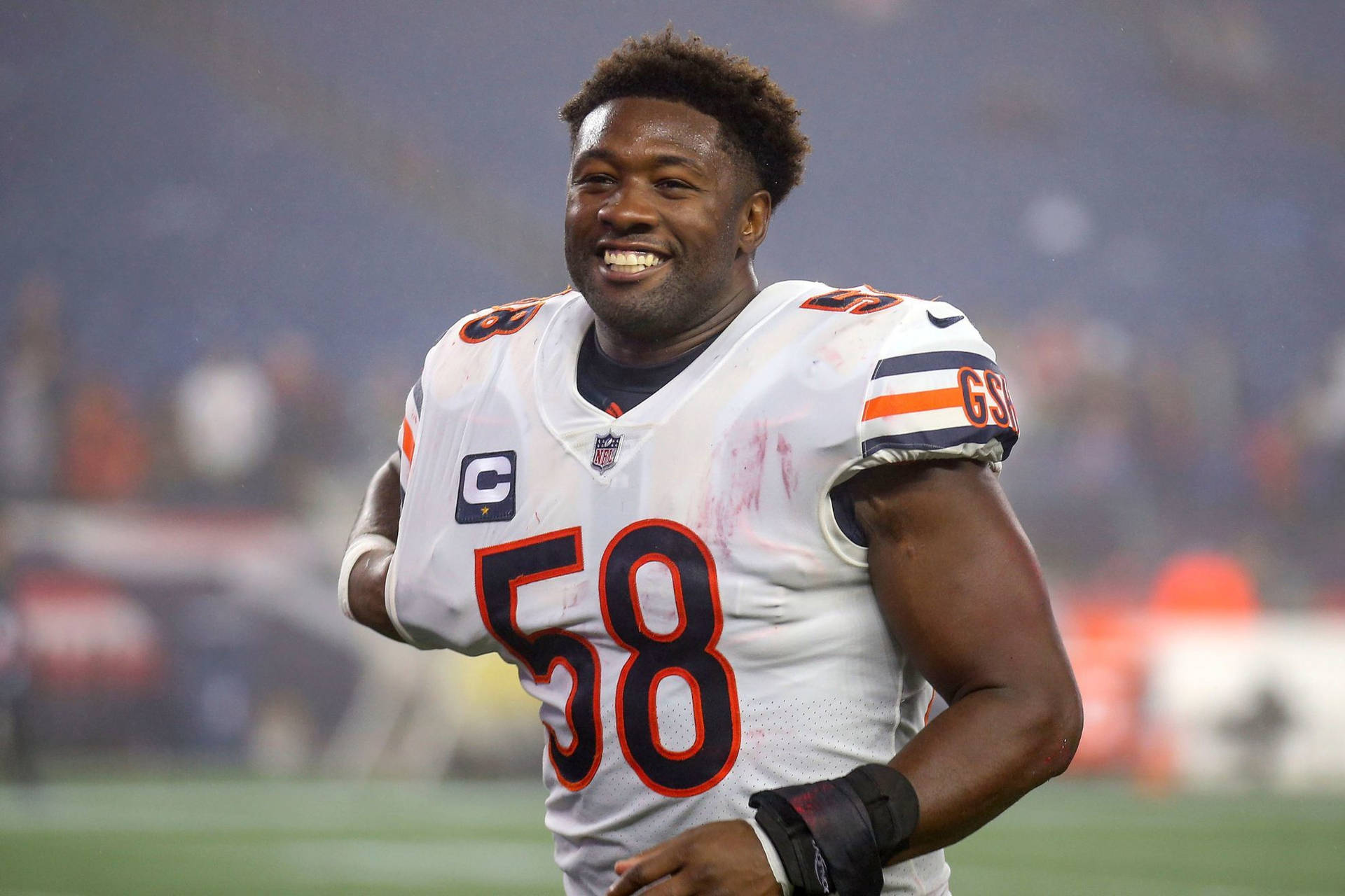 Smiling Roquan Smith In Chicago Bears Jersey Wallpaper