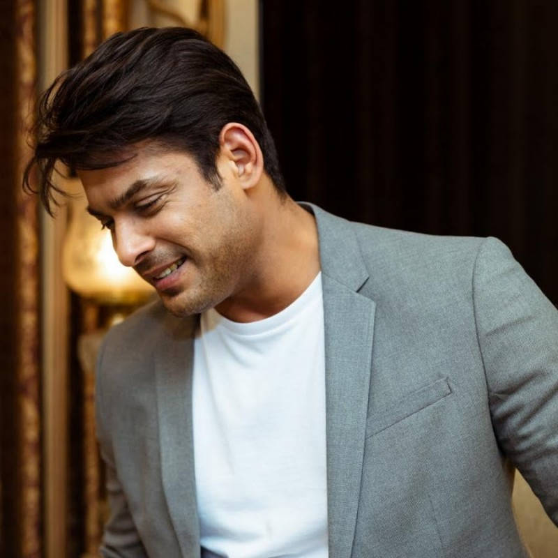Smiling Sidharth Shukla In Gray Suit Wallpaper