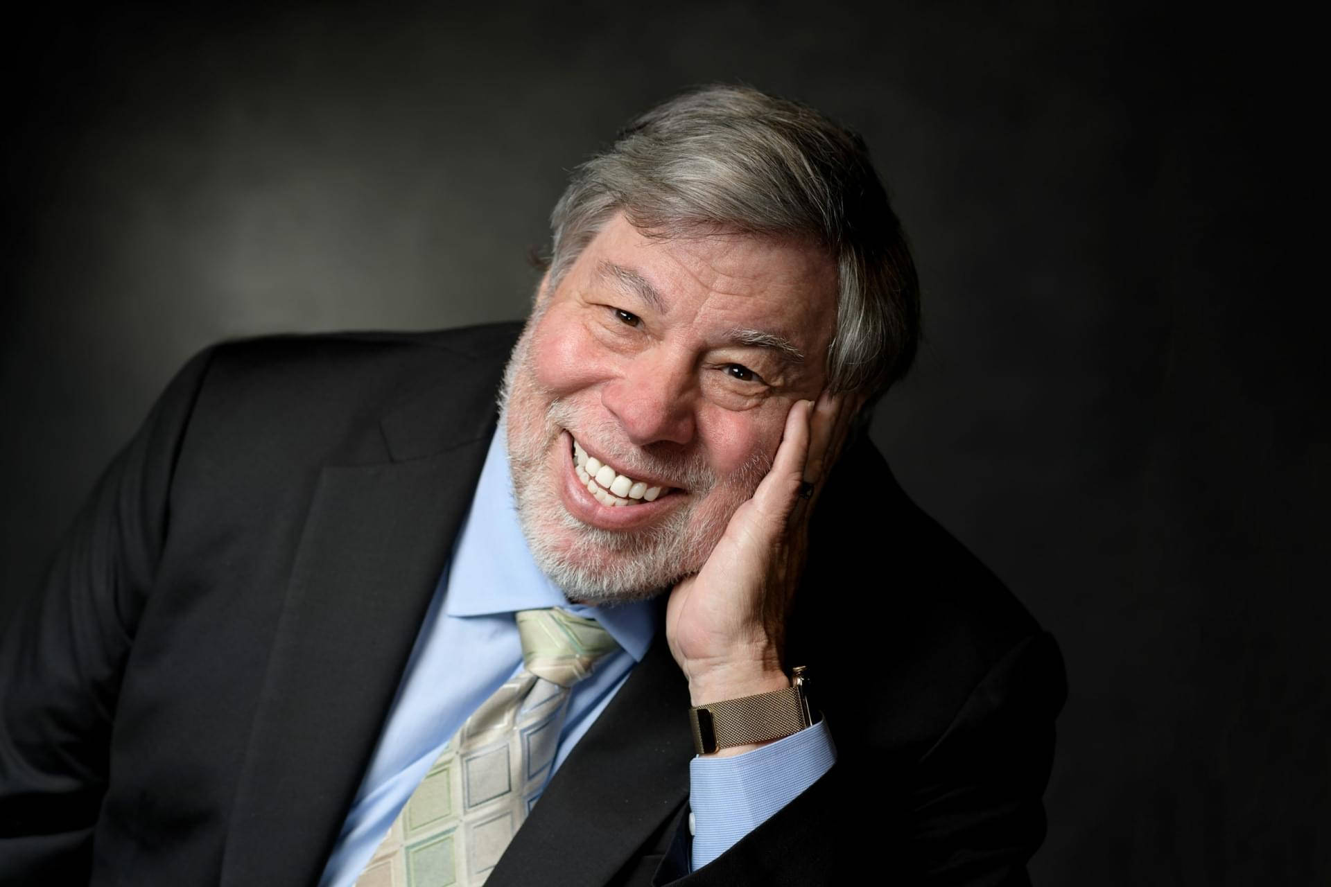 Lächelndersteve Wozniak Mit Der Hand Im Gesicht Wallpaper