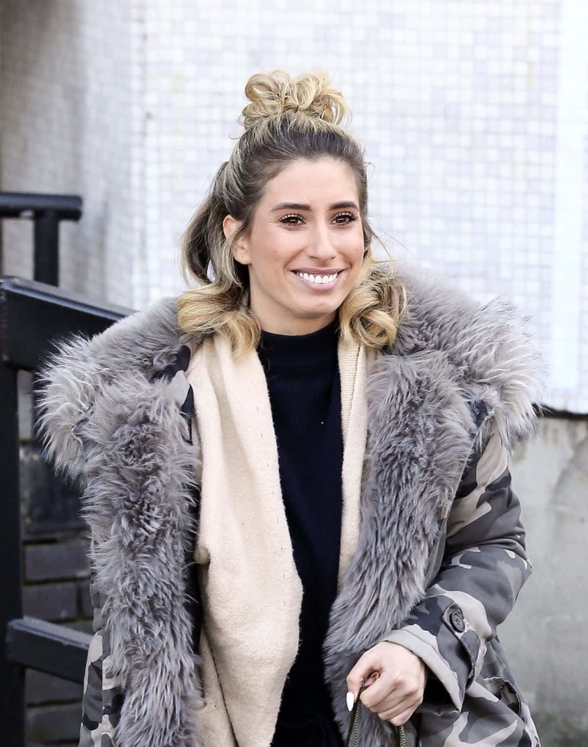 Femme Souriante En Manteau À Fourrure Et Coiffure En Chignon Fond d'écran