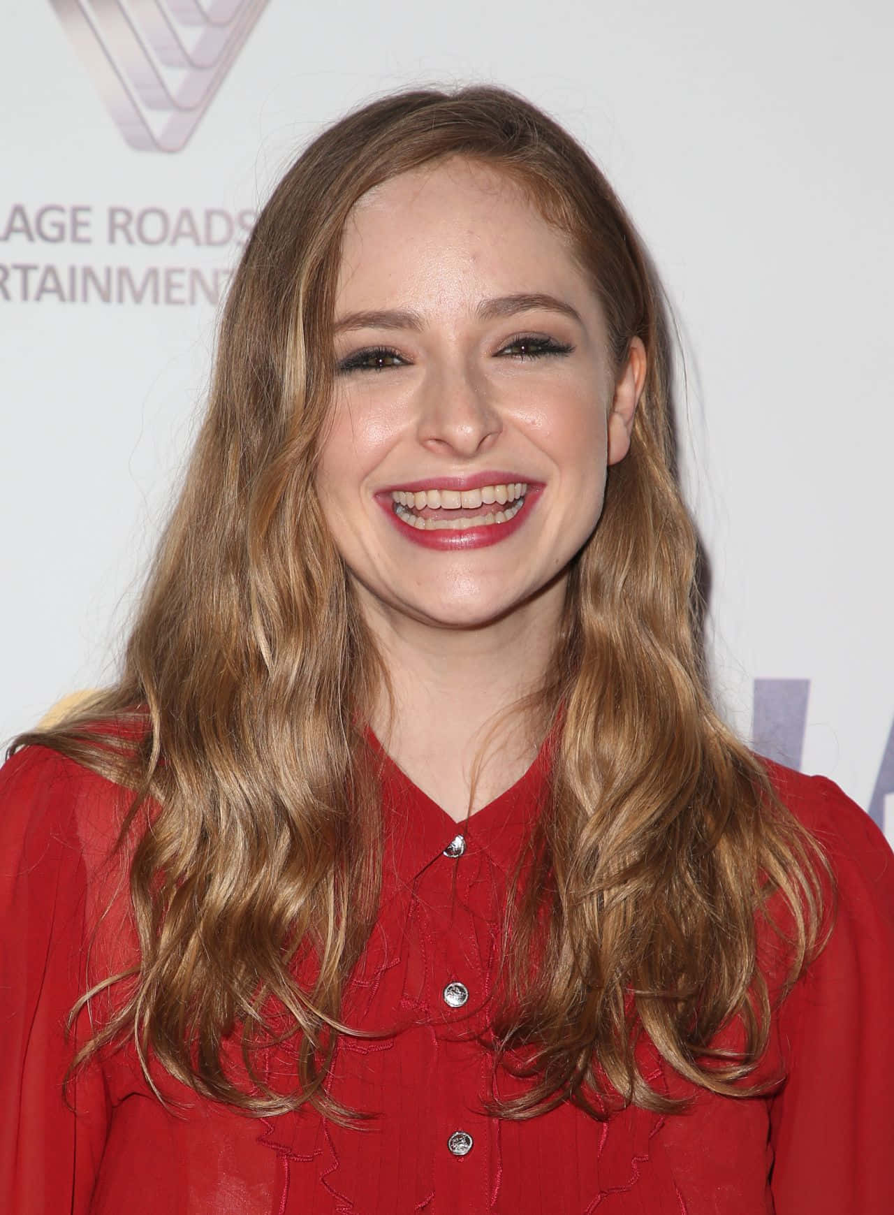 Femme Souriante En Blouse Rouge Fond d'écran