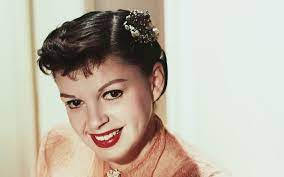 Leendeunga Amerikanska Skådespelerskan Judy Garland. Wallpaper