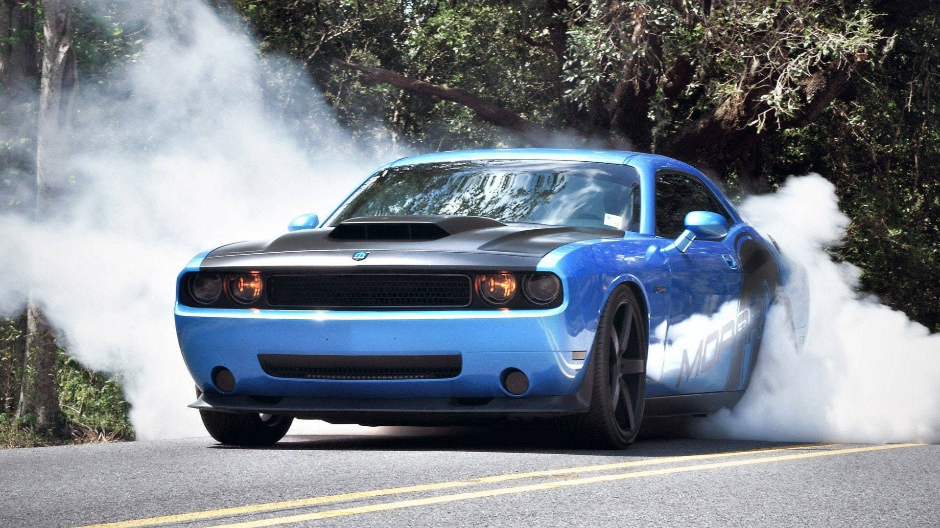 Rauchhinter Einem Blauen Dodge Challenger Wallpaper