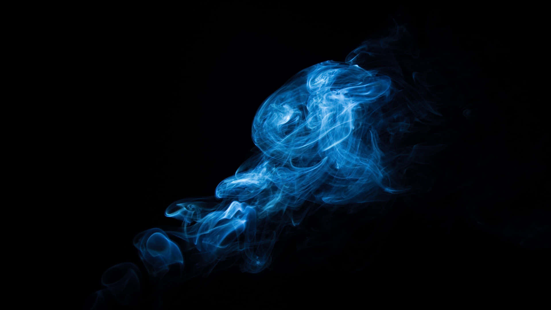 Den fascinerende skønhed af røg, der danser i den mørke nat himmel Wallpaper