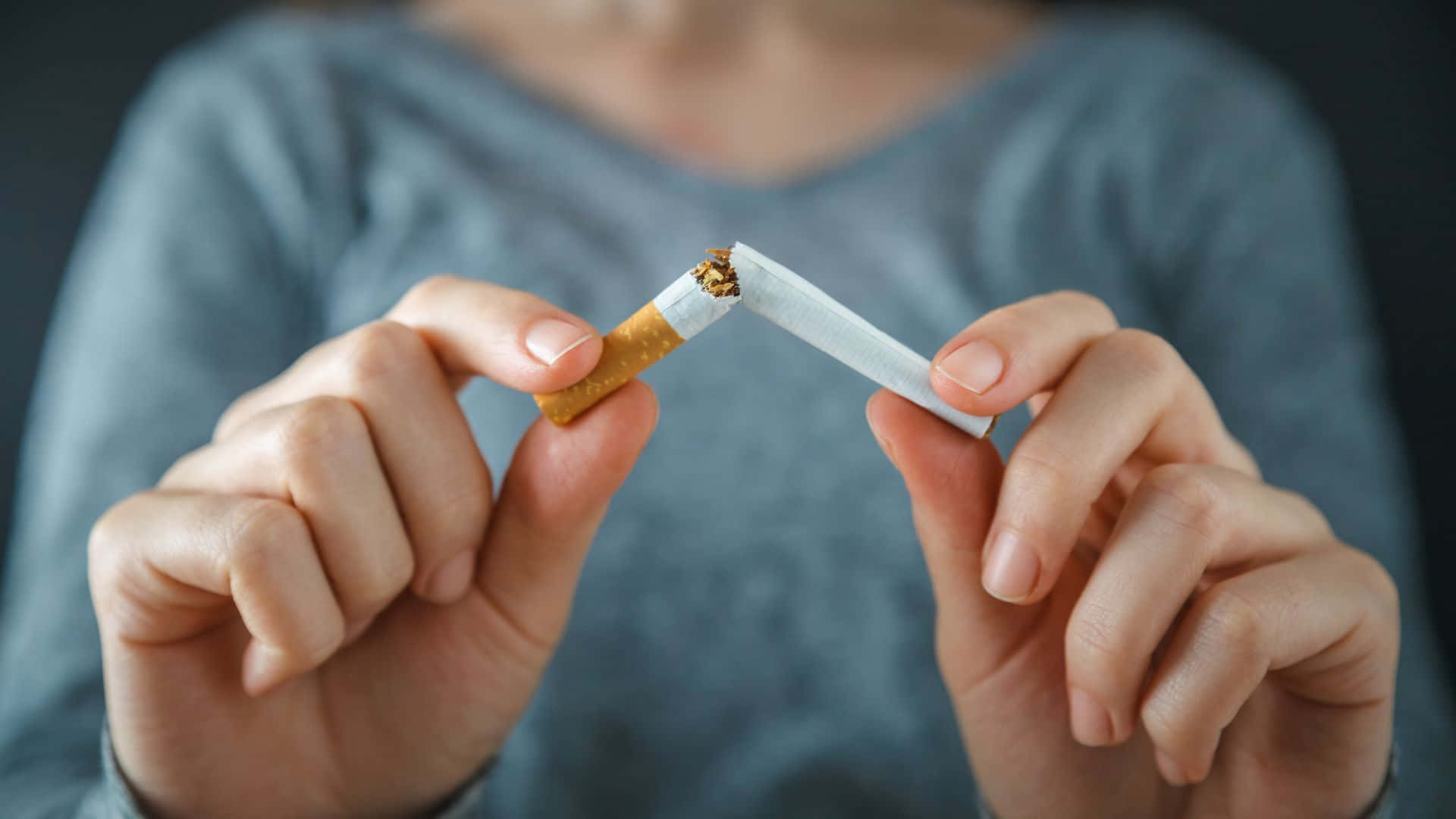 Kvindeholder En Cigaret I Sine Hænder