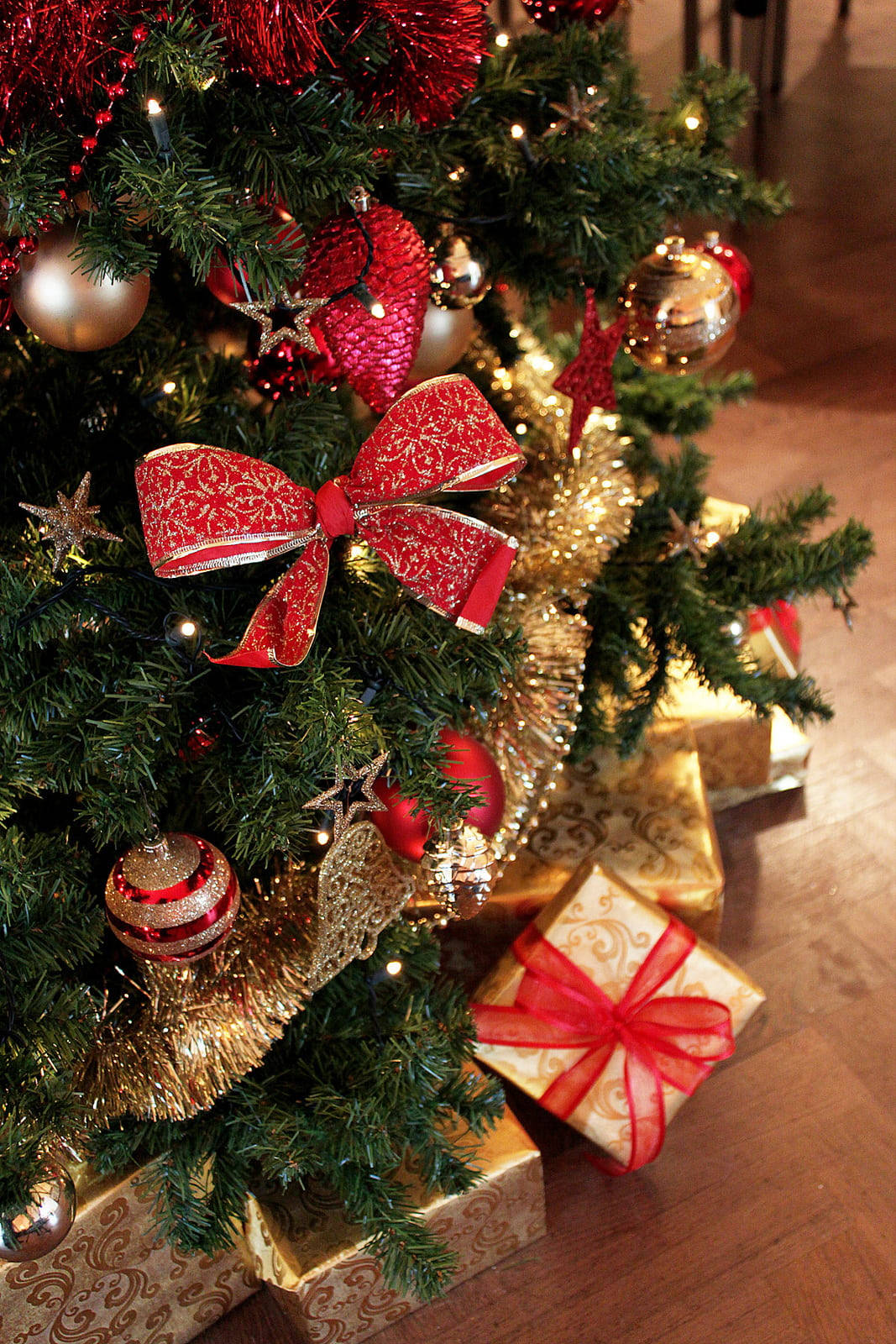 Smukke Julegaver Under Træet Wallpaper