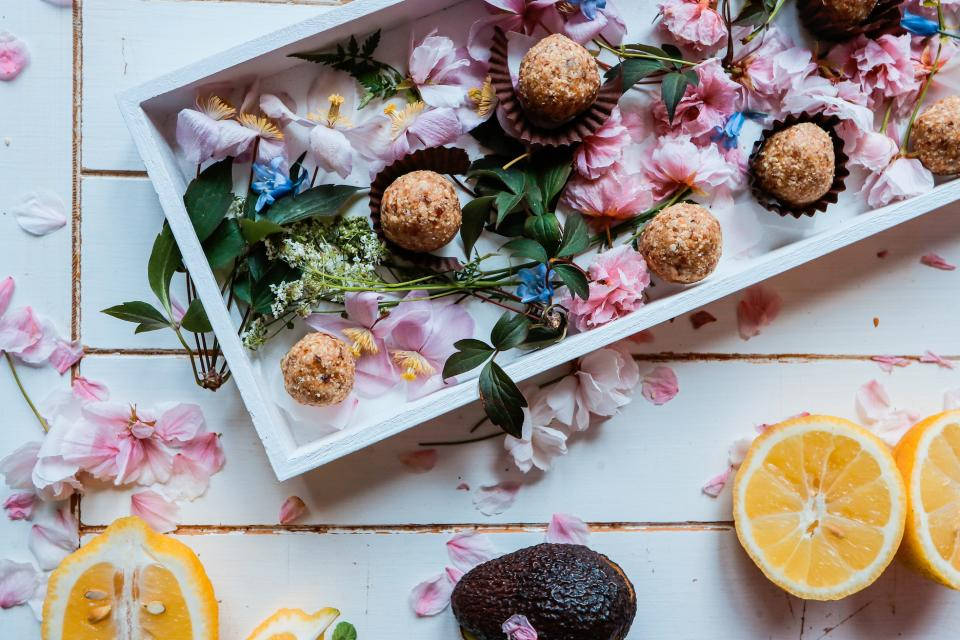 Snack Tray With Flowers And Fruits Wallpaper