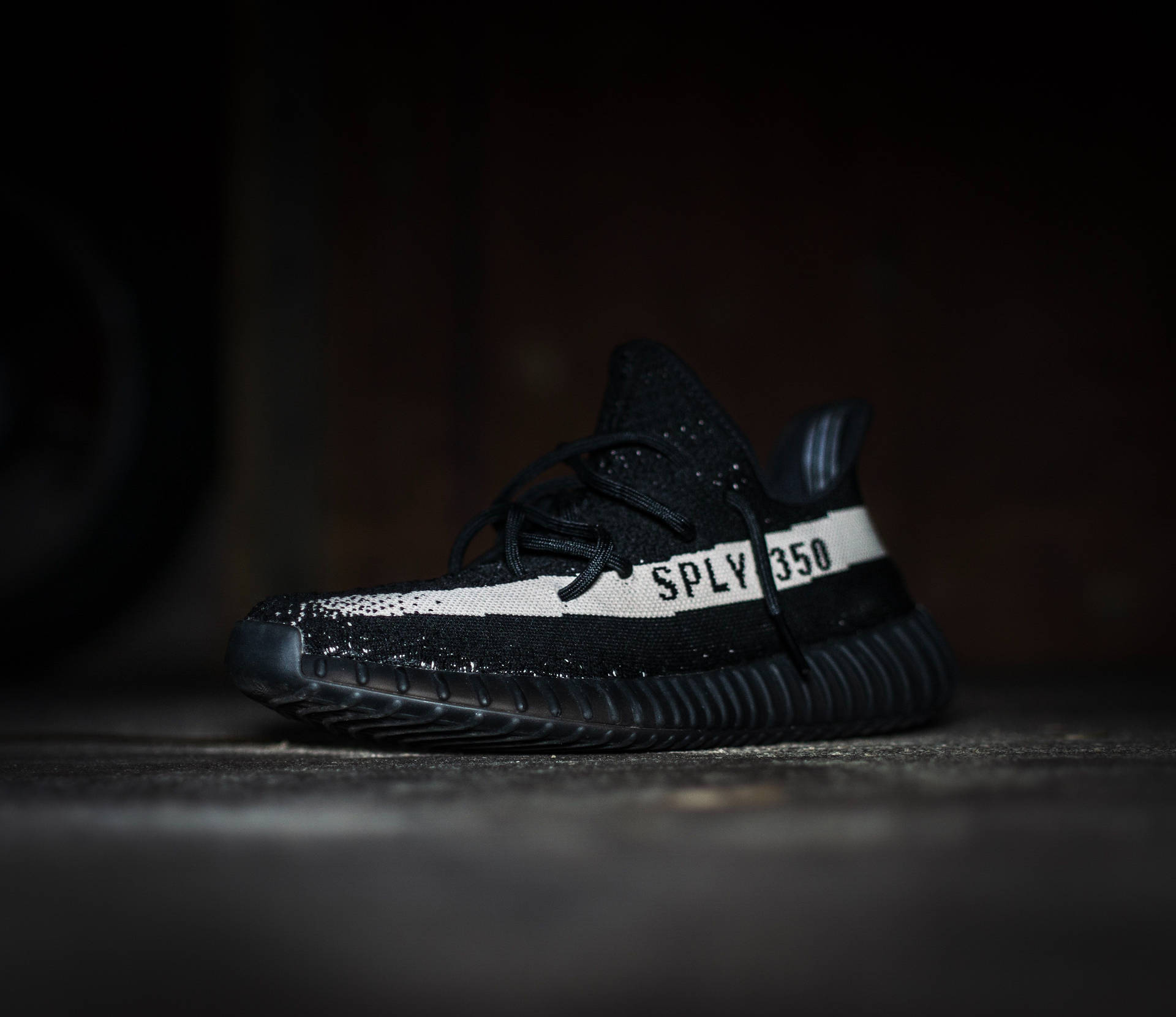 Sneaker Yeezy Boost 350 Black And White Wallpaper