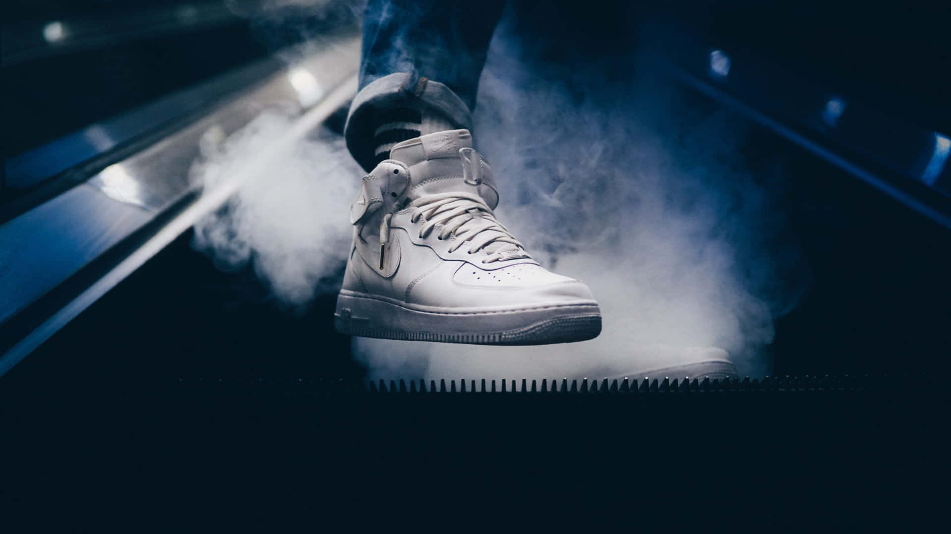 Nike Air Force 1 - En hvid sneaker på en rulletrappe Wallpaper