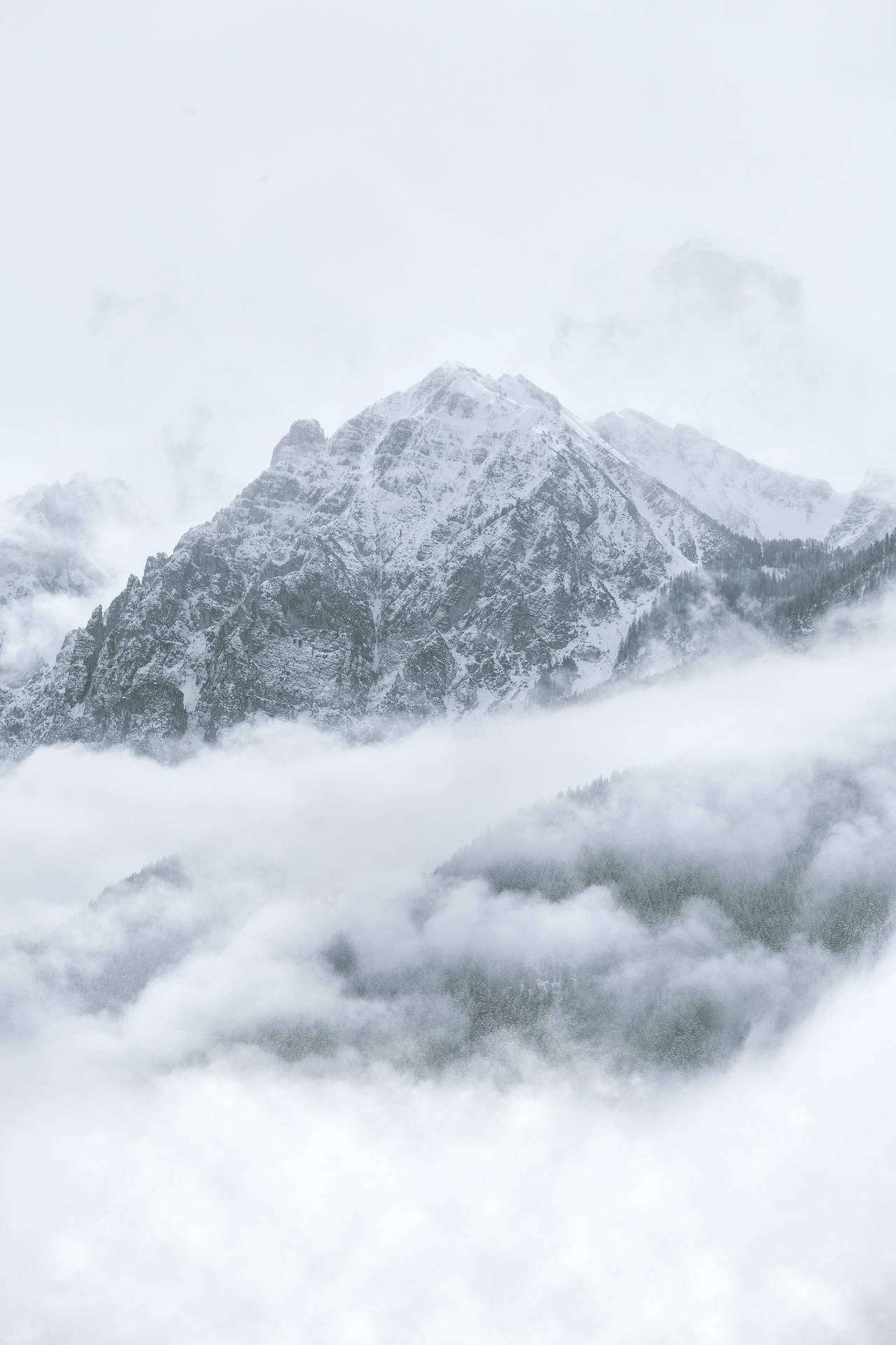 Snestorm Bjerg Under Kølig Vinter Wallpaper