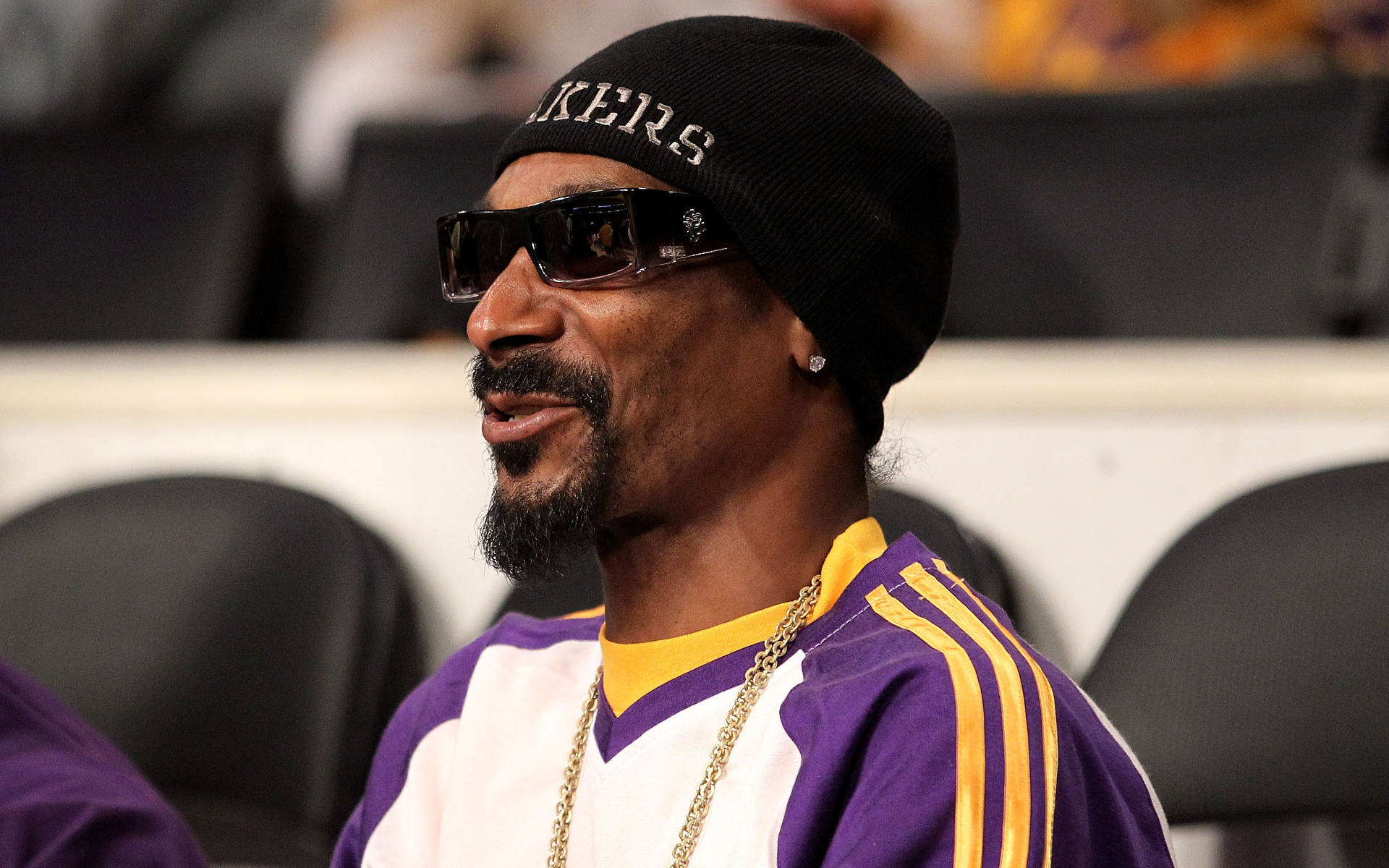 Snoop Dogg During A Lakers Game Wallpaper
