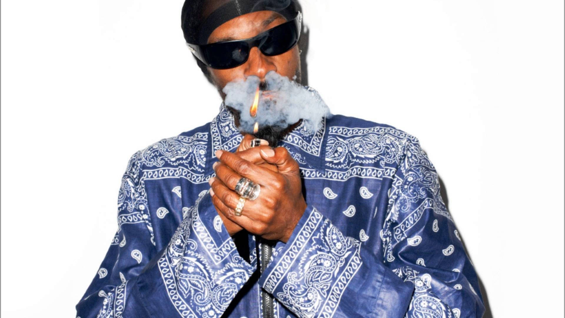 Snoop Dogg Smoking Wallpaper