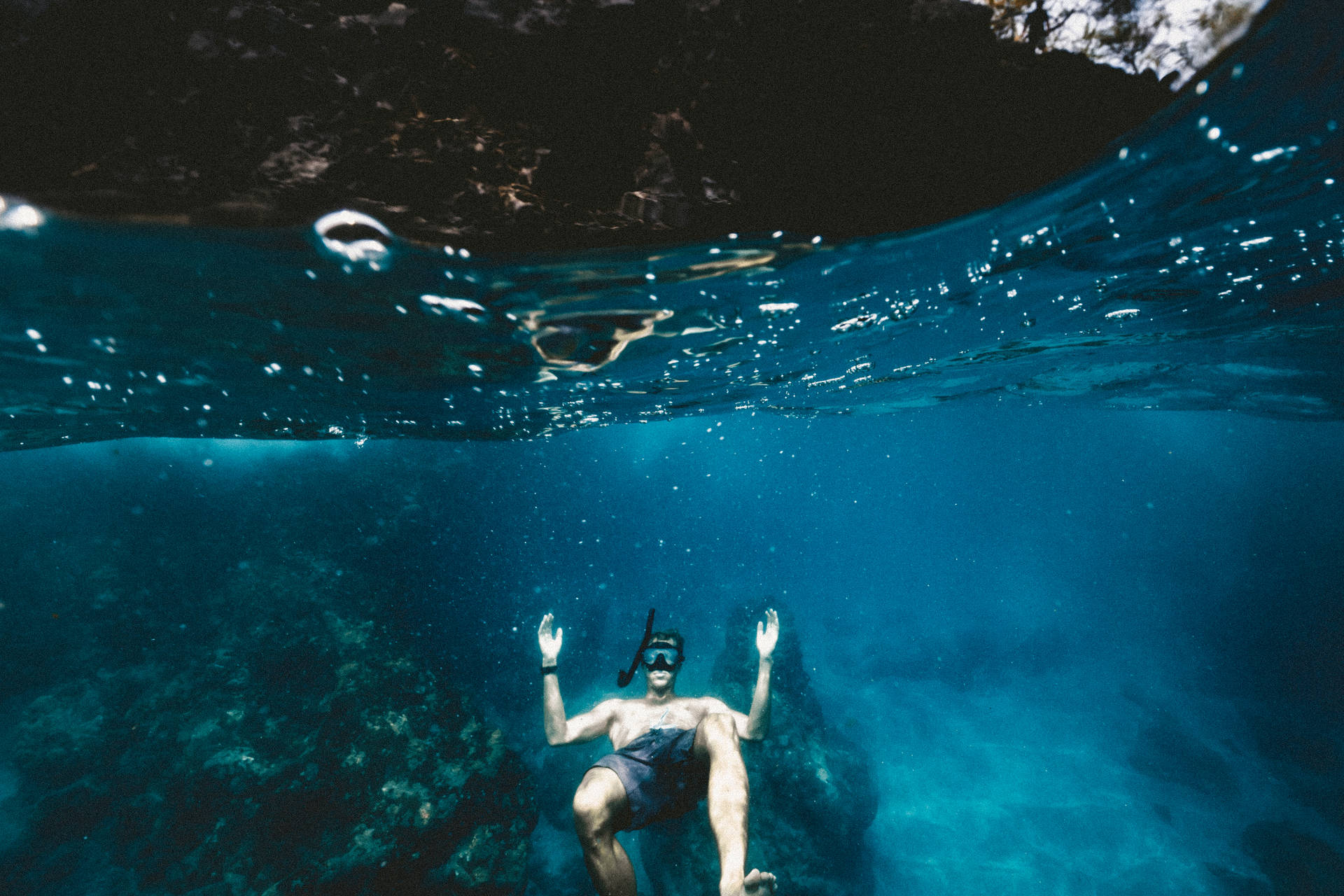 Snorkeling Back-floating Wallpaper
