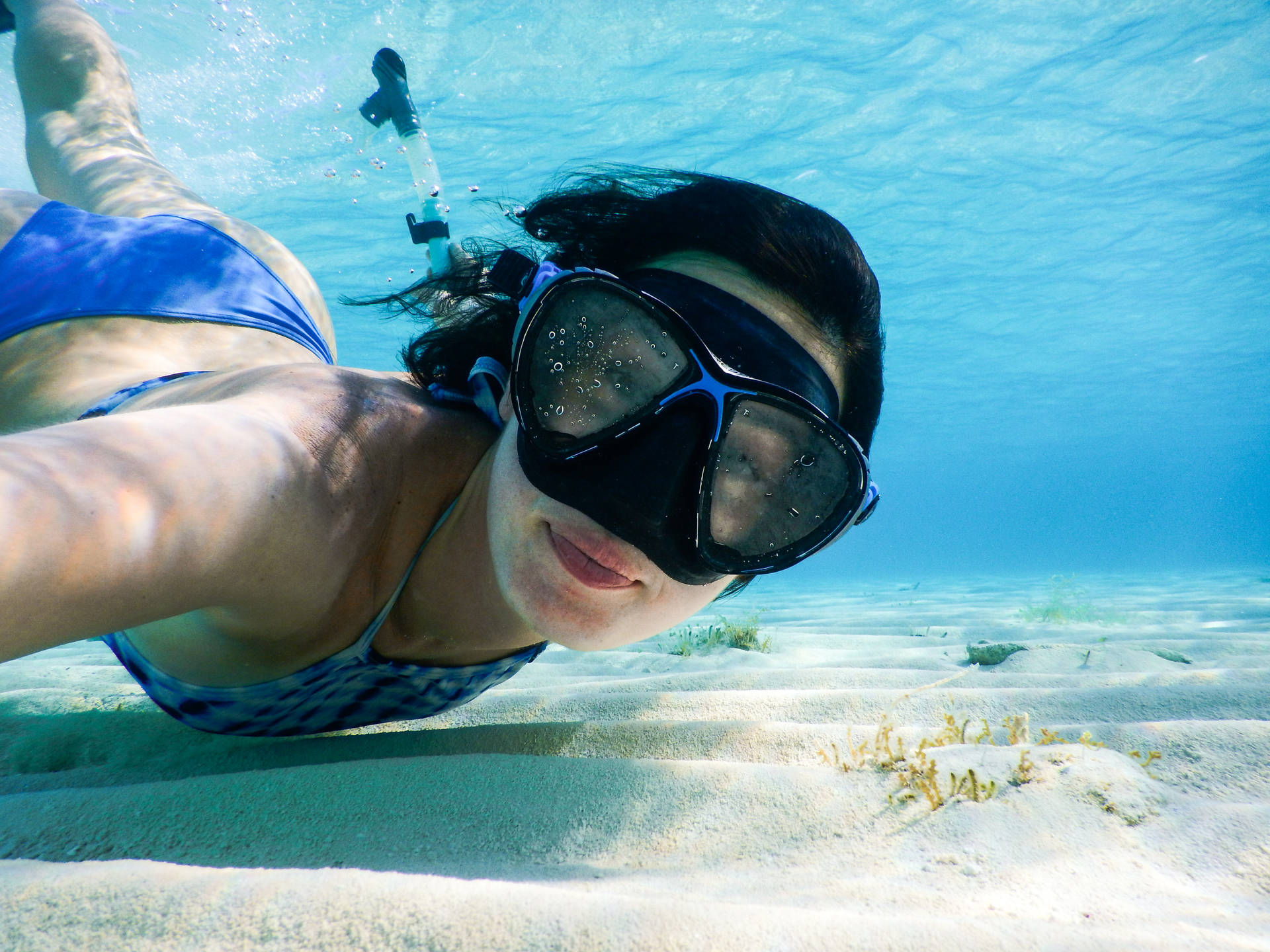 Snorkeling Underwater Girl Selfie Sfondo