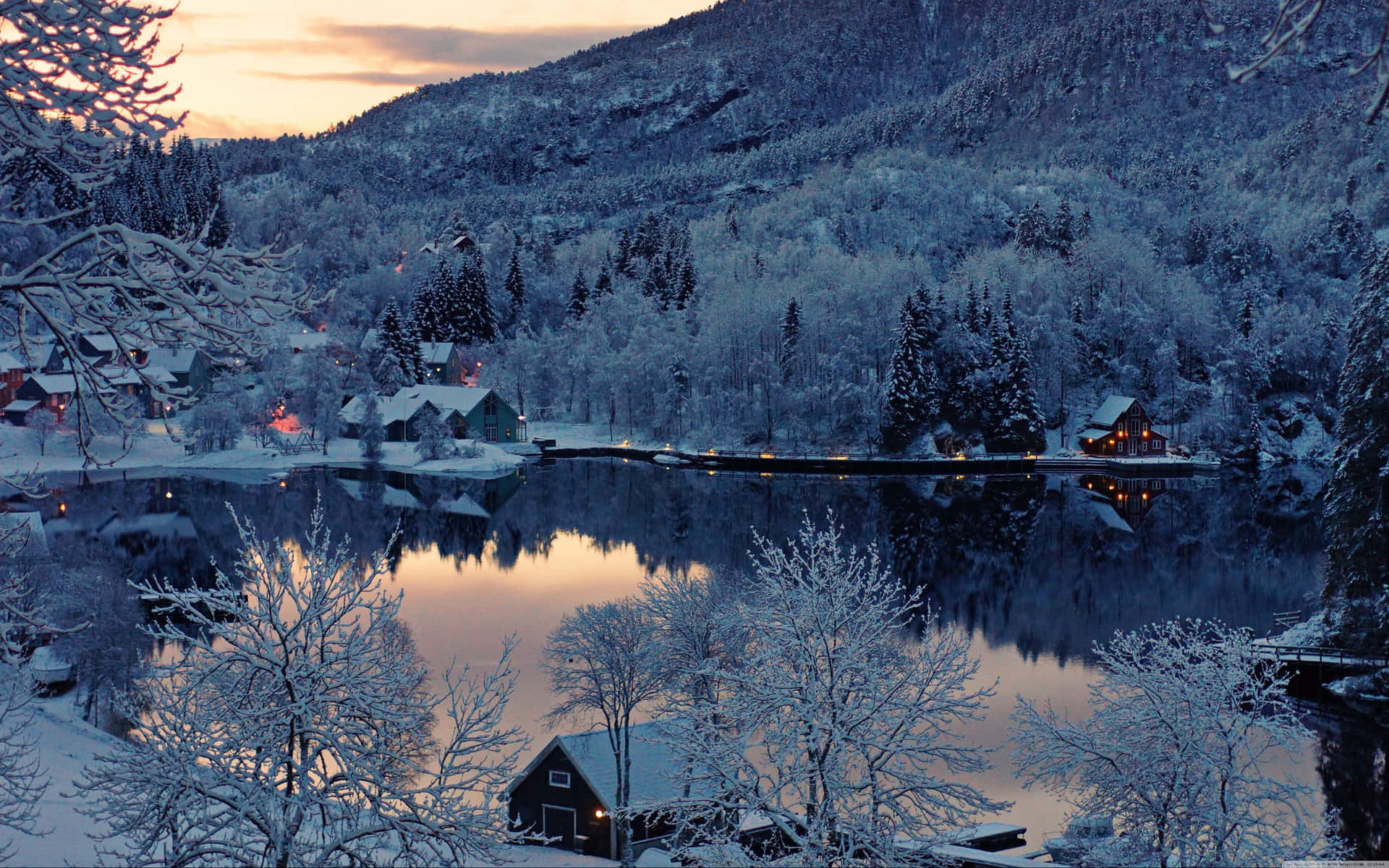 ¡disfrutade Un Día De Invierno Fresco Con Una Vista Pintoresca De Montañas Cubiertas De Nieve! Fondo de pantalla