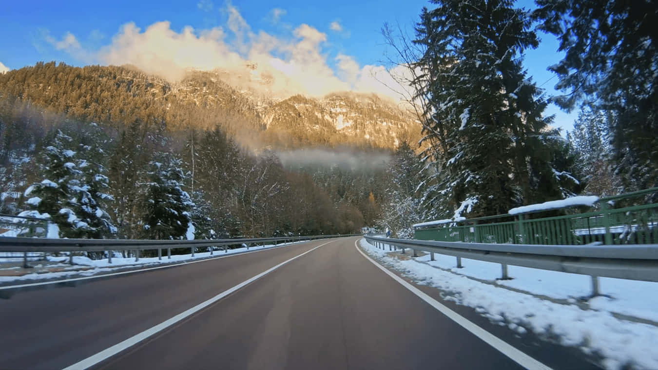 Caminode Montaña Durante La Nieve Invernal 4k. Fondo de pantalla