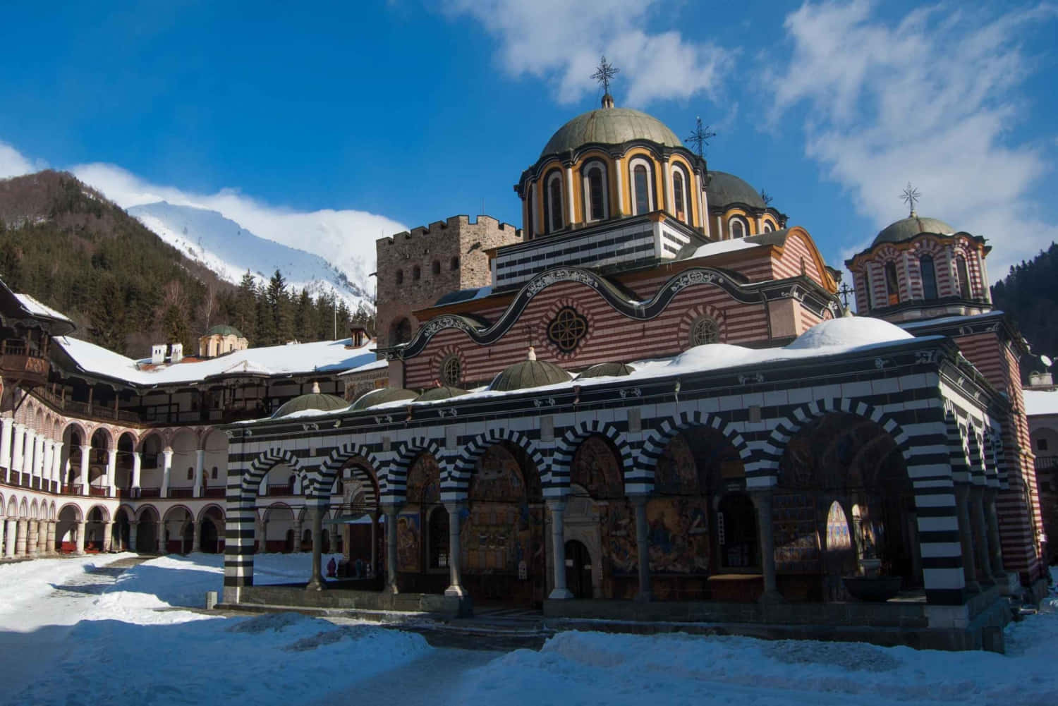 Estéticade Nieve: Monasterio De Rila En El Escritorio Fondo de pantalla
