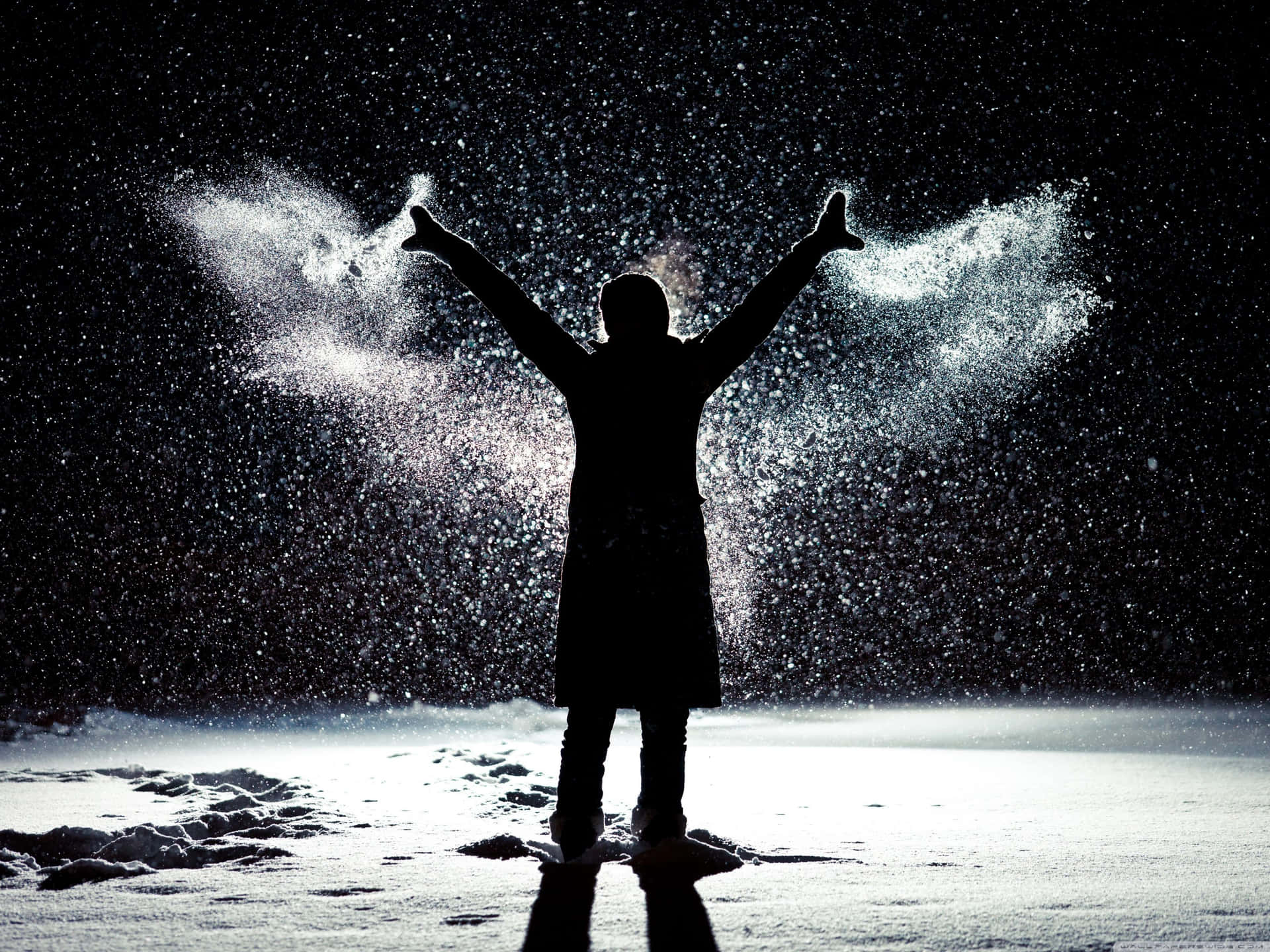 Mujerhaciendo Un Ángel De Nieve En Un Paraíso Invernal Fondo de pantalla